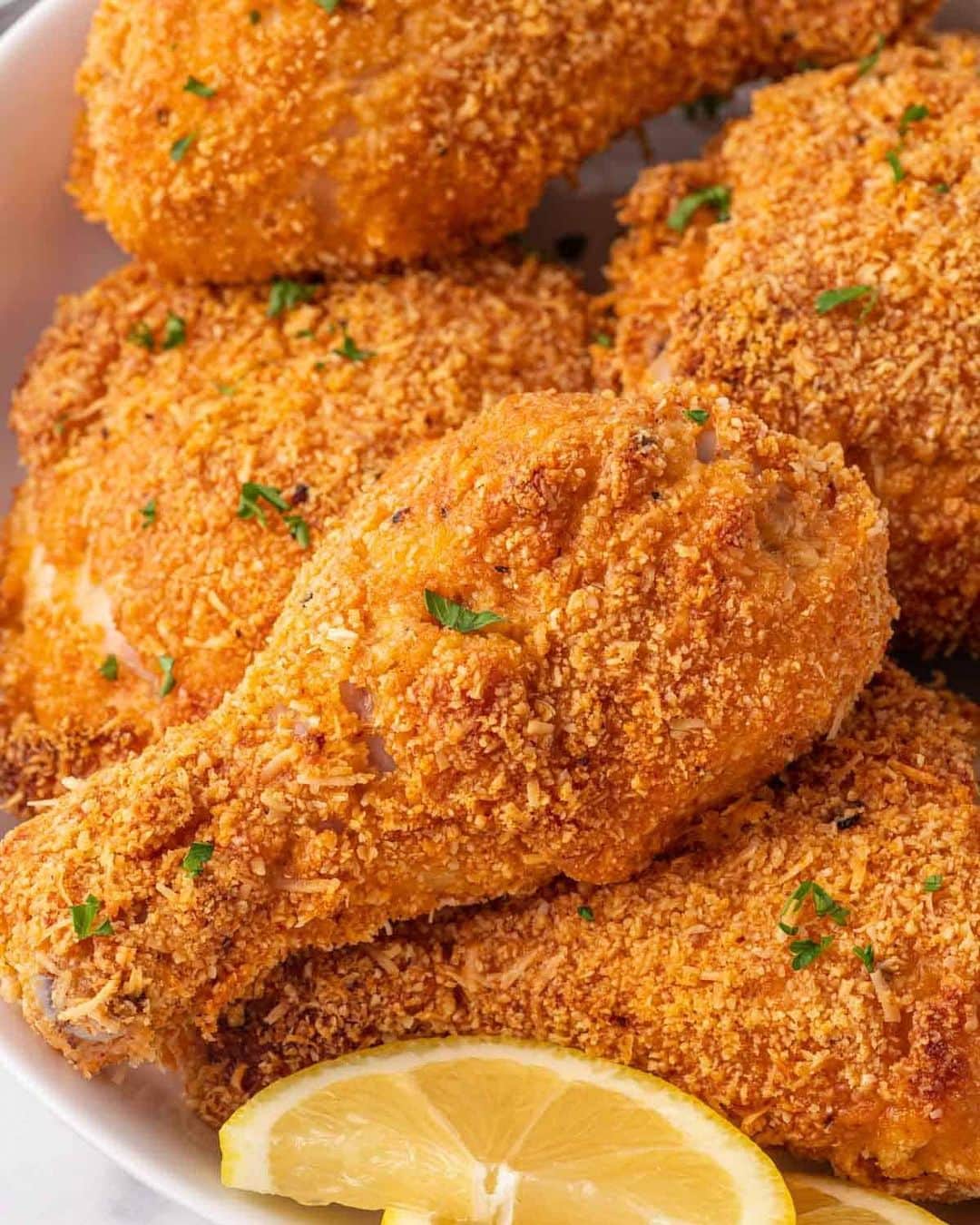 Easy Recipesのインスタグラム：「Fried chicken is a southern staple and not typically considered a healthy food. Although it should still be enjoyed in moderation, keto fried chicken with almond flour coating is the perfect answer to your cravings. This crispy low carb fried chicken is so good you’ll have difficulty convincing anyone that it qualifies as diet food.  Full recipe link n my bio @cookinwithmima」