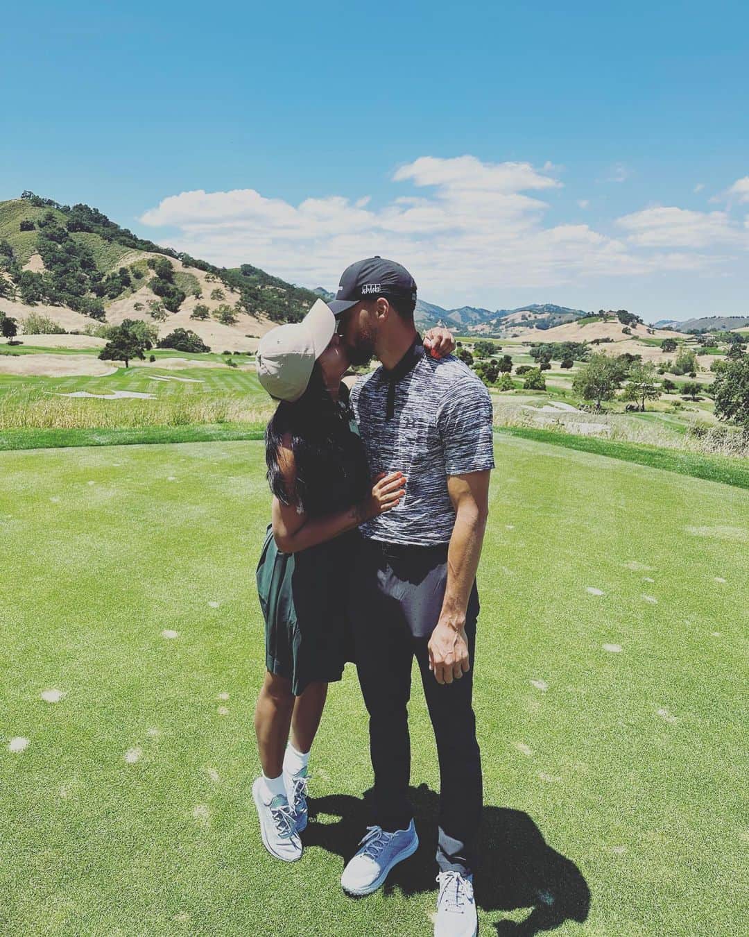 エイヨシャ・カレーのインスタグラム：「I’d clip my acrylics off anytime to golf with you my love. 🤓」