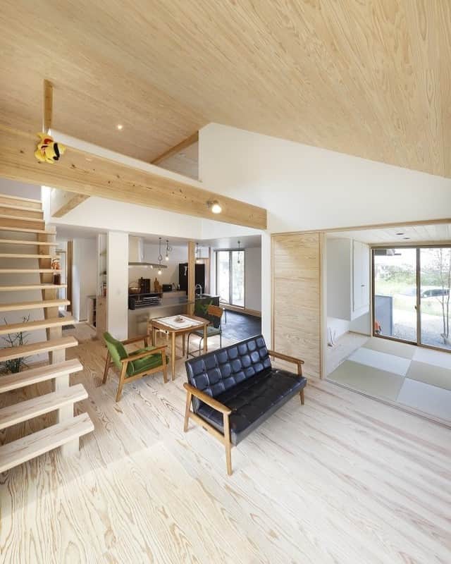 Yasuhiro Arimuraさんのインスタグラム写真 - (Yasuhiro ArimuraInstagram)「リビング階段で、２階とのつながりも大丈夫！ ほとんど仕切りがないので、1つの大きな空間を感じます。 階段はスケルトン階段。圧迫感を感じず光をさえぎらないので、さらに部屋が広く感じ、室内の通気性も良くなります。  2階建てを勾配天井にすると開放感抜群！部屋がとても広く感じます。 高い吹き抜けだからこそ目立つ、大きな梁。圧倒的な存在感と安心感を与えてくれます。 梁を使ってライトをつけました。 部屋の角の2面に窓をつけて、光を取り込みます。  リビングの隣には和室。普段は扉をオープンにしてLDKとつなぎ、１つの大きな空間として開放的に使えるようにしています。 扉を閉めると個室として使うことができ、ごろ寝したり在宅ワークをしたり、客間としても使うことができます。  more photos... 👉 @yasuhiro.arimura #光と風 #sumais #リビング #明るいリビング #注文住宅 #家づくり #造作建具 #ウッドデッキ #マイホーム #マイホーム計画 #木の家 #住まい #新築 #オーダーメイド住宅 #鹿児島 #工務店 #工務店がつくる家 #工務店だからつくれる家 #設計事務所 #子育て #自然素材 #賃挽き製材 #デザイン #暮らし #暮らしを楽しむ #シンプルな暮らし #丁寧な暮らし #田舎暮らし #instahouse」6月9日 11時19分 - yasuhiro.arimura