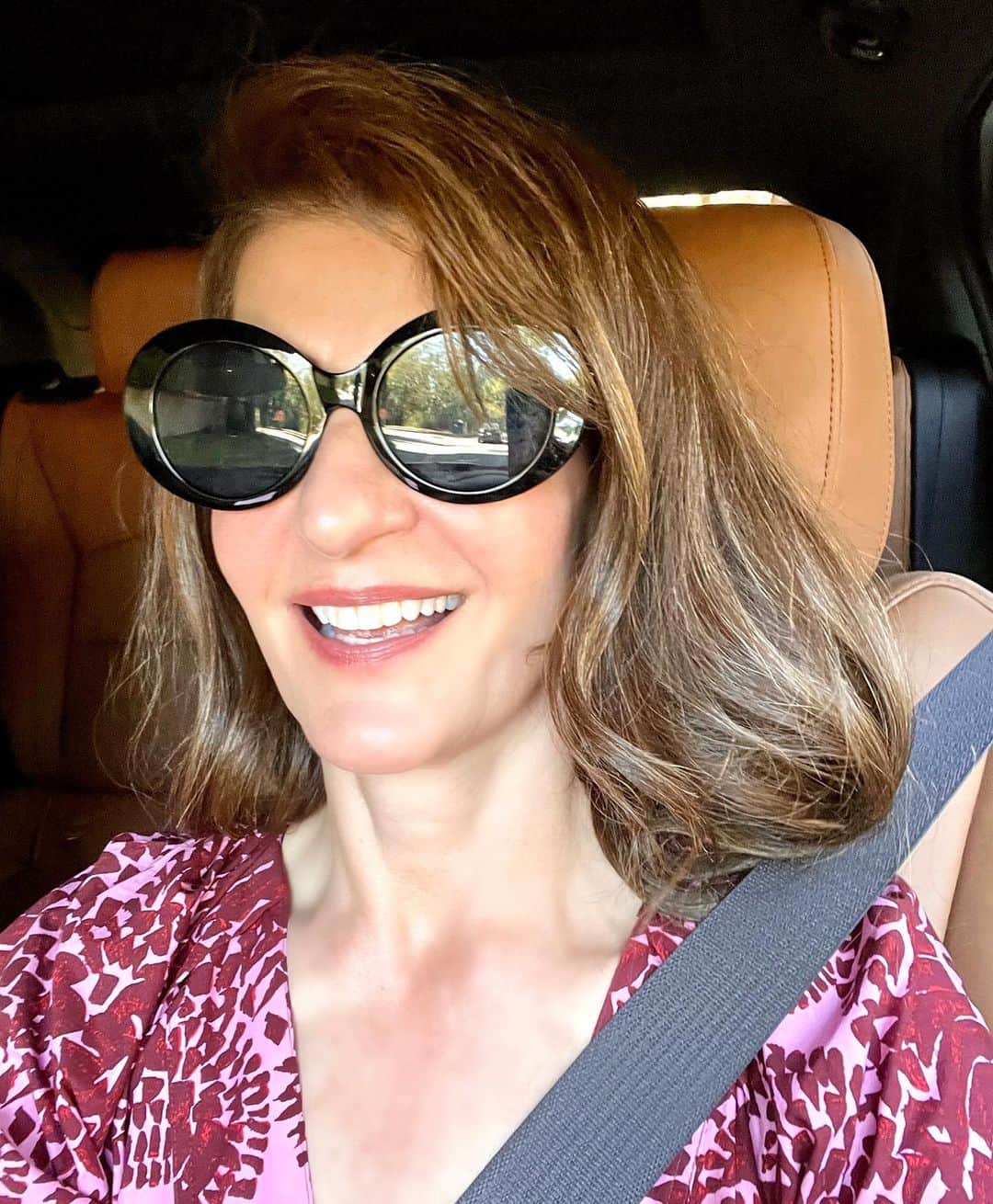 ニア・ヴァルダロスのインスタグラム：「Good hair day courtesy of @helenkalognomosmakeup & good dress day courtesy of @highheelprncess & good 10 euro glasses courtesy of Corfu pier stand owner who first cleaned them on his shirt」