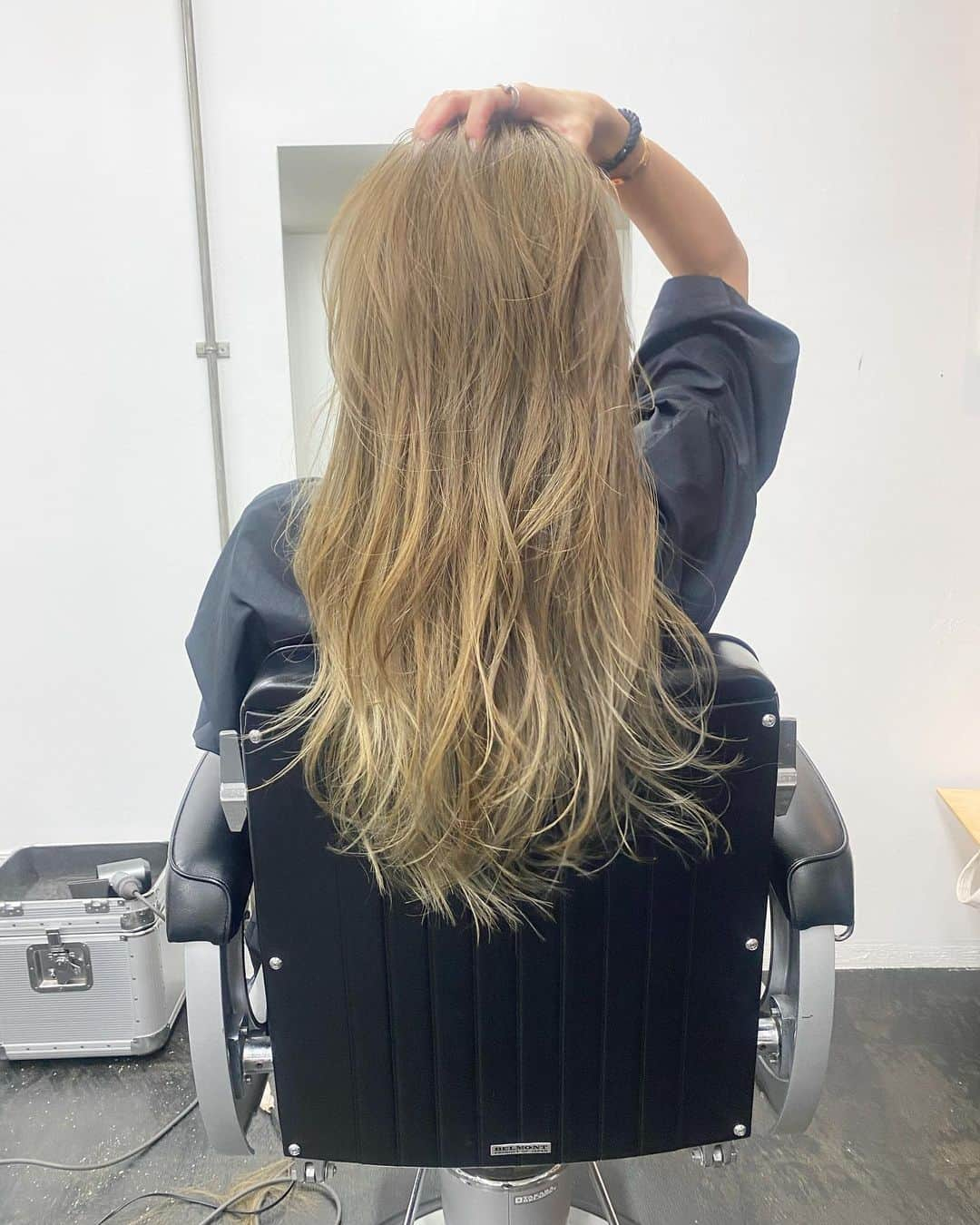 yoriのインスタグラム：「hair style💁‍♀️✨✨✨  もちろん最初に自分のイメージを伝えて お願いするんだけど  ファッションや今の感じを しっかりと理解して hairをコーディネートしてくれる　 @rudowaken さん✨💇‍♀️  ドンピシャにいつもイメージ通り 仕上げてくれる🥹 相性ももちろんあると思うけど… もう10年以上私の髪をお任せしてるよ😉✨  髪は大事だから信頼関係がないと預けれない✨ だから長年担当は変えない主義です✨☺️  #hairstyle #ヘアカラー  #ヘアスタイル #ロングヘア #アッシュカラー #ファッション」