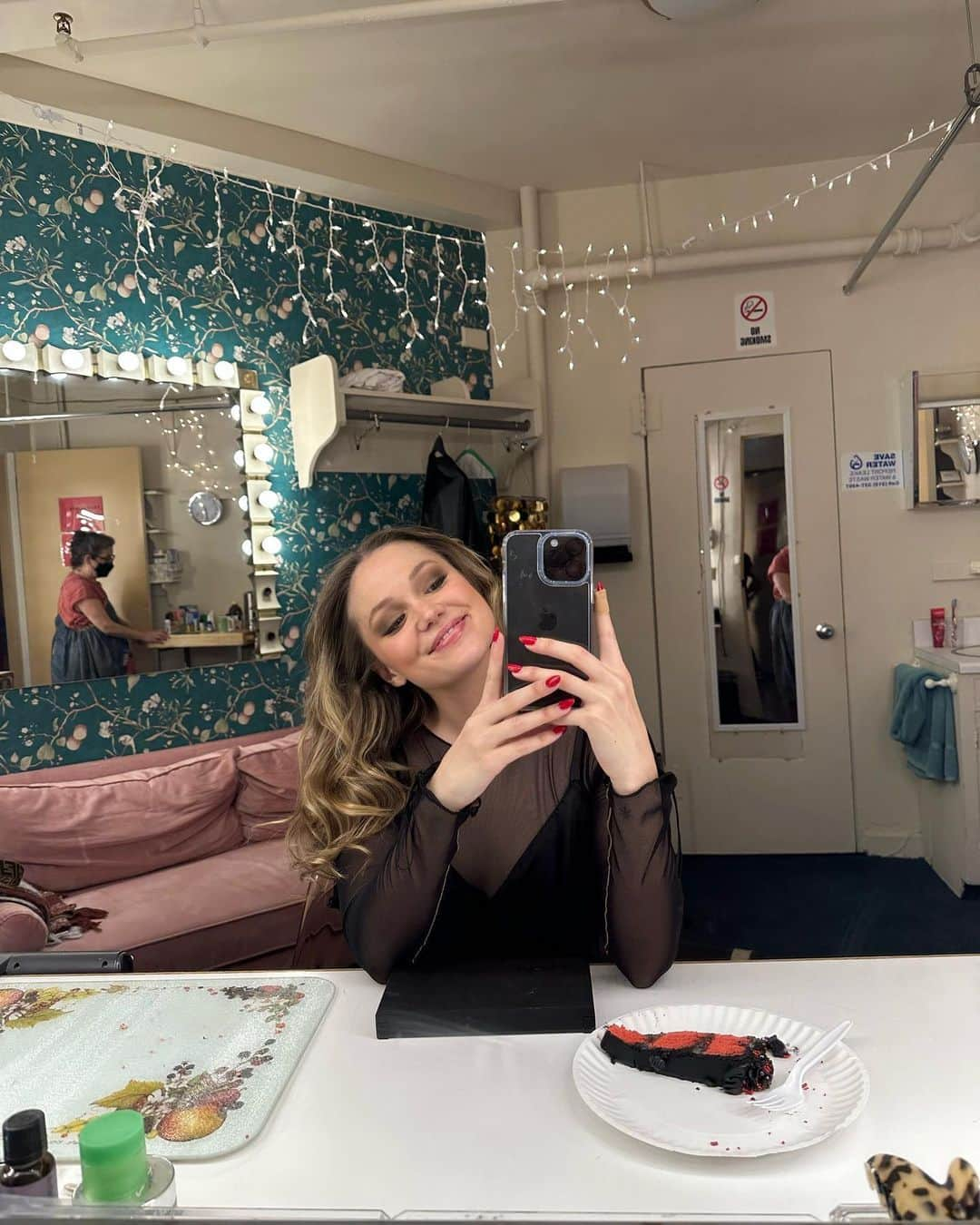 オリヴィア・ホルトさんのインスタグラム写真 - (オリヴィア・ホルトInstagram)「8 weeks. 64 shows. 3 and half weeks of rehearsals. most i’ve ever sang. hell, most i’ve ever danced. and this company supported me through and through it all. (even that one day i came in only a little hungover) (just a little) (or when i fell down the band stand stairs in the first number) (or when i accidentally changed dialogue for no good reason in my last performance… those lazy floor shows in towns…) i’ll miss all of it. every moment. the absolute time of my life and it’s because of every single person in this extraordinary company.  you all gave me the biggest belly laughs and memories that have enriched my soul to its very core.  i’ve grown as an artist and person.  sharing the stage with every one of you every night has been the biggest honor. i’ve found a home in @chicagomusical.  can’t wait to come running back. jazz hands and all baby !!!  PS — thank you to quite literally every single human being who bought a ticket to come see this show.  i hope it impacted you the same way it did me. ❤️」6月9日 11時27分 - olivia_holt