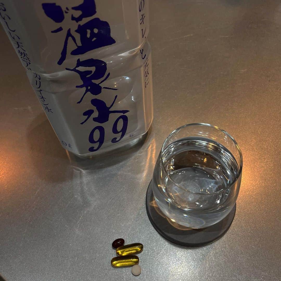 Reimiのインスタグラム：「毎日欠かせずに飲むお水🩵  最近飲んでる @onsensui99 は筋肉にも大切な  マグネシウムイオン、カルシウムイオンも含まれてるから  信用して飲んでる🌞  いつまでも 内側から美しくいたいね🥺🩵 . . . #pr #温泉水 #温泉水99 #内側から綺麗に #内側から美しく #天然アルカリ温泉水 #自分磨き #ダイエッター #内側からきれいに #マインドフルネス #美容と健康 #アルカリイオン水 #ミネラルウォーター」