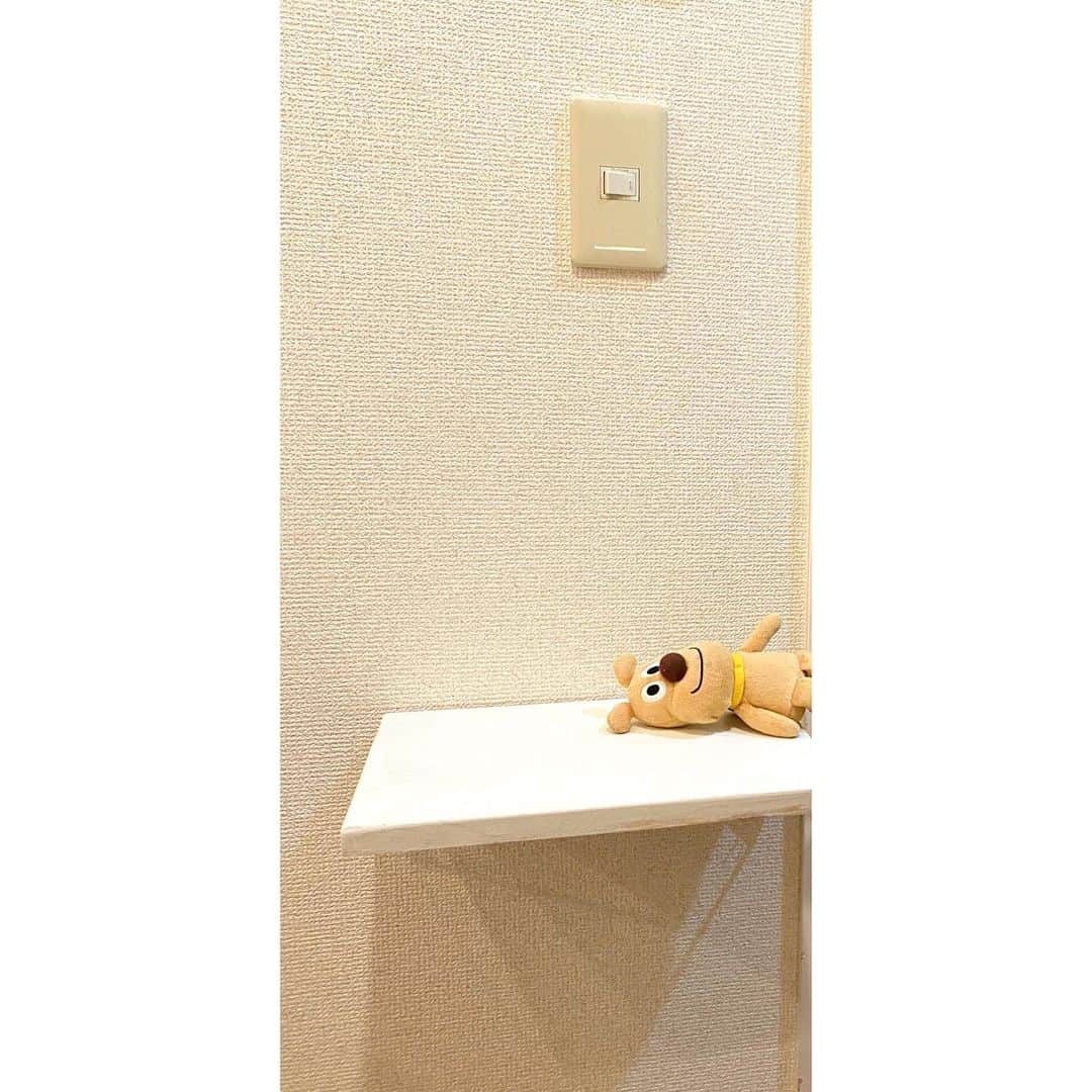 のインスタグラム：「梅雨だから？ モヤモヤした気持ちが続いていたのですが、はじめてDIY(と呼べるほどのものではない簡単な作業)をしてみました。 そうしたら、めちゃくちゃ心がスッキリしました。  釘一つ打ったことのない不器用な私はDIYには縁のない人間だと思っていたのですが、毎日生活する家の中を整えたいと思いはじめ、モノの置き場所をつくろうと決意！(というほどのものでもないけど)  ホームセンターで板のサイズをカットしてもらい、細かい木屑に襲われて咳き込みながらヤスリをかけ、息子と一緒に白いペンキを塗りたくり、ニスを塗って、乾いたらまたヤスリをかける(←ここまでの作業は全てホームセンターのお姉様に教わりました) そしていざ取り付け！水平を(なんとなく)確認して、細いピンを沢山使って固定していきました。 全然完璧にはできなかったけど、なんとか重みに耐えられる板を取り付けられたはず。  こんなに、、、 こんなに大変だとは思わなかった(笑)  だけど面白いのが、 これまで美しい家具など、ひとつのプロダクトとして惚れ惚れとただ見つめていたものが、何もないところから製作される過程を少し想像できるようになったこと！これは一体どうやって組み立てられてるの！？一体どうしたらこんな美しいデザインが生み出せるの！？と、興味が一歩先まで深まったことです✨  みなさんに報告するまでもないちょっとしたことなのですが、自分の中では世界が大きく広がった気がしてとても嬉しい出来事だったのでした。  #サーキュレーター置き場にしようと思ったのに #一瞬で名犬チーズの寝床になっていた」