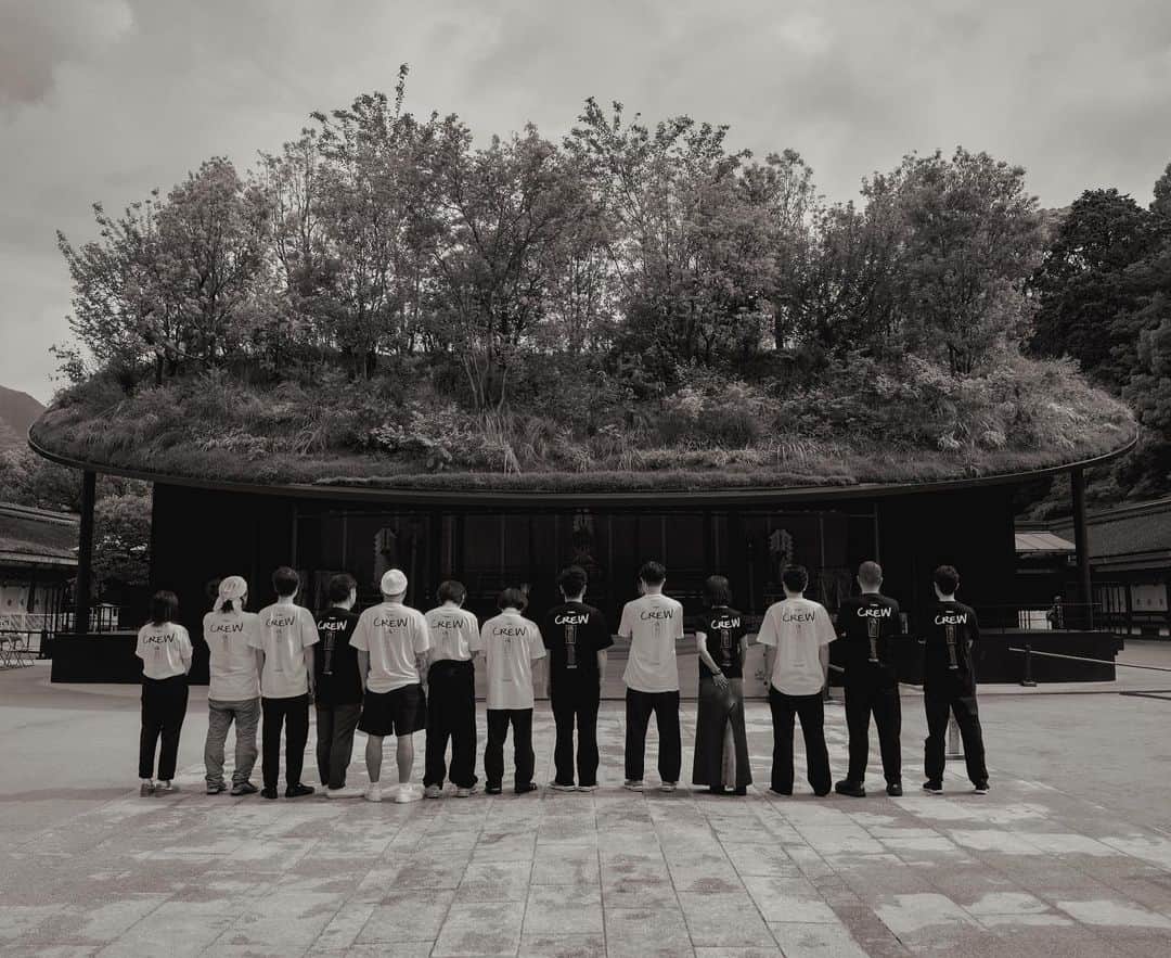 のインスタグラム：「keidaiart Shinichi Mita   in-Spire  Breath of life  The time was the late Edo period. Patriots from all over Japan gathered together, Exchanging passionate discussions looking into the future. Here, in the treasure house of Dazaifu Tenmangu, a "box", kept sealed since ancient times, was mysteriously unsealed by someone. Inside the box were items that seemed to be a fusion of old and new technology. It's unclear who made them, for what purpose, and when. A myriad of hypotheses, daydreams, and uncanny delusions spread throughout Japan. Craftsmen of skills, who gathered to see the items, saw in them the root of their techniques. Some perceived it as a "spacesuit (Sorafuku)". Others said it was to send the souls of the dead to the underworld. Universe, parallel worlds, the existence of other realms, and the shell of spirits. We invite you to immerse yourself in the grand narrative spur by artist Shinichi Miter and other artists, and to feel the inspiration of "breath" within it.  Participating Artists (Affiliation)  Shotaro Aoyama (NF / Hyogu) Motoi Ishibashi (Rhizomatiks) Keigo Kamide (Kamidenoemongama) Kentaro Kozuki Tatsuya Takemori (Rhizomatiks) Toru Tsuit (Kanaamitsuit) Shuji Nakagawa (Nakagawa Woodcraft Hira Kobo) Kohei Baba (Maruhiro) Toru Horiguchi (Horiguchi Kiriko) Housai Matsubayashi (Asahiyaki) Kenichi Muramatsu (55) Takahiro Yagi (Kaikado) Tomoaki Yanagisawa (Rhizomatiks) Ichiro Yamaguchi (Sakanaction / NF)  Drawing: Yoshio Komatsu (JUR) Artist Assistants: Ryusei Tasaki (Maruhiro) / Hitomi Aruga Zoning Planner: Takahito Hosono Creative Producer: Misa Nakamura (CAVIAR) Producer: Hidenori Chiba (Rhizomatiks) Art Director: Kei Maeda Assistant Designer: Miki Kawamura Lighting Designer: Masaaki Sato (B & Lighting) Coordinator: Nobuyuki Baba (Dazaifu Tenmangu) Curator: Eri Anderson (Dazaifu Tenmangu) Exhibition Period: June 10 to August 27, 2023 *Closed on Mondays except July 17 Opening Hours: 9:00AM - 4:30PM (Last Admission 4:00PM) Venue: Dazaifu Tenmangu Museum Special Exhibition Room Organizer: @dazaifutenmangu.official Planning: @mitershinichi link in bio @keidaiart #inspire #breathoflife #太宰府天満宮」