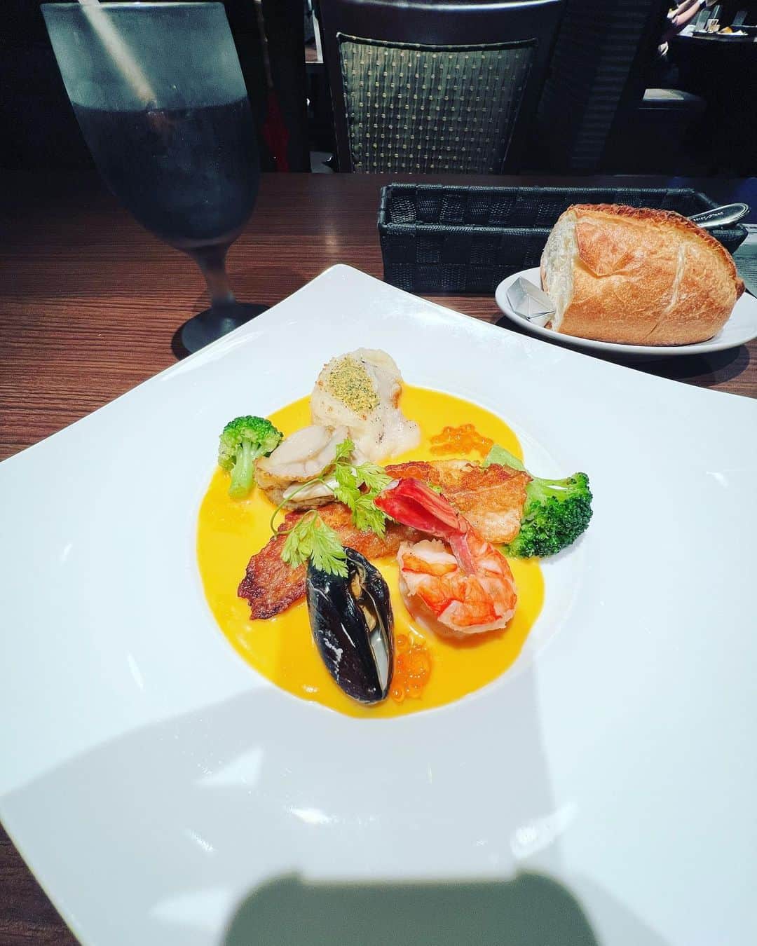 YURIのインスタグラム：「3週間ほぼ休まず 頑張った私へ 私からのご褒美。 そして今日もリハリハリハ🎤 がんばれ、ワタシ✨ Decided to treat myself to a nice brunch this morning before heading out to rehearse. Think I deserve it after working 3weeks without hardly any days off💪🏻✨ Be kind to yourself first♥️🎤  #YURI #유리 #가수 #일본 #artist #singer #songwriter #foodie #foodporn #japan」