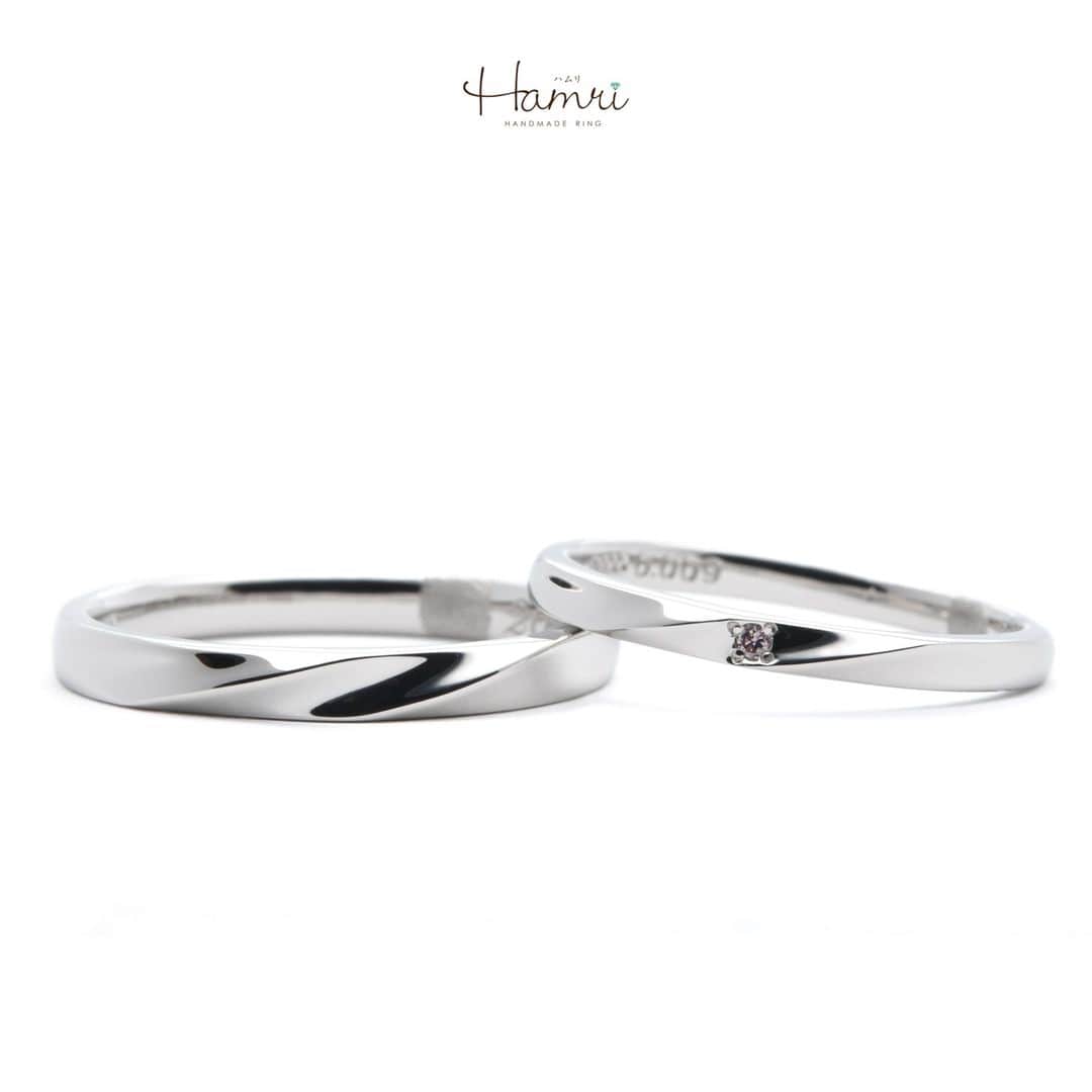 結婚指輪・婚約指輪『Hamri(ハムリ)』さんのインスタグラム写真 - (結婚指輪・婚約指輪『Hamri(ハムリ)』Instagram)「【ピンクダイヤモンドの指輪をご紹介です】  ストレートに2回ひねりを加えたデザインを作成いただきました！  ご新郎様とご新婦様とお好みの幅を変えて普段身につけやすいように寸法も決めていただきました。  ご新婦様は表側にピンクダイヤモンドを1石4点留めで留めております。  表側はシンプルに、内側にはおふたりの指紋がレーザー刻印されております♪  おふたりの指紋で挟むように記念日も入れていただいております。  ご結婚おめでとうございます！  💓ふたりらしい指輪と想い出を💓 @hamri_omotesando ==========================  ♦︎♢作成中の写真や動画を撮影、全データプレゼント♢♦︎  DMやLINEでのご相談お待ちしております♥ ⇒@hamri_omotesando  ❁・❁・❁・❁・❁・❁・❁・❁・❁・❁・❁  ＊セットリング5%OFF＊  @hamri_omotesando  Hamri「ハムリ」  〒150-0001 東京都渋谷区神宮前5-11-11 2F  tel 0120-121-175 hp https://hamri.jp/  open 11:00〜19:00 close 火/水　祝日営業  ❁・❁・❁・❁・❁・❁・❁・❁・❁・❁・❁  #手作り結婚指輪 #手作り婚約指輪 #結婚指輪#マリッジリング #エンゲージリング #プレ花嫁 #Hamri #Hamri表参道 #オーダーメイドリング #鋳造 #ブライダルリング #ペアリング #鎚目リング #プラチナリング #ピンクゴールド #シャンパンゴールド #ゴールドリング #コンビネーションリング #2023wedding #2023春婚 #2023夏婚 #プレ花嫁準備 #プレ花嫁と繋がりたい #結婚指輪探し #結婚指輪選び #結婚準備  《Hamri検索タグ》  #Hamriデザイン #Hamri指輪作り #Hamri花嫁」6月9日 11時40分 - hamri_omotesando