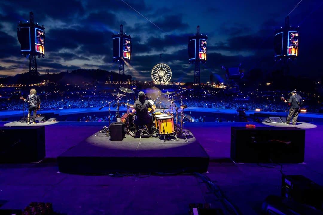 メタリカのインスタグラム：「#M72Donington Night 1 through the lens of @photosbyjeffyeager... 🇬🇧  #Metallica #M72 #DL20 #MetOnTour @downloadfest」