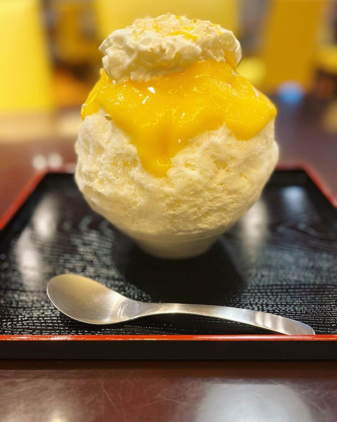 白河雪菜のインスタグラム：「#要町 #氷連 さん  レモンカード🍧 氷連みるく🍧バジルホイップ、抹茶 渋皮栗雅🍧(リピ  めちゃくちゃ食べたかった薔薇の氷はその日なくてしょん…だけど、みるくがとってもおいしかった♡ 抹茶は濃厚でまったく粉っぽくなくて甘さもちょうどよかったー！すごい  はやくまた行かなきゃ‥薔薇のやつ‥🌹🌹🌹  #かき氷 #東京かき氷 #かき氷巡り  #かきごおりすと #池袋グルメ  #かきごーらー #かき氷屋さん  #かき氷好きな人と繋がりたい」