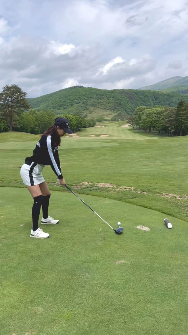 紺野ゆりのインスタグラム：「NEW ドライバー　🏌️‍♀️ キャロウェイの　PARADYM デビューしました⭐️ 評判通りすごく良く捕まり、飛ぶ‼︎✨ このショットは230ヤード近く飛びました🤗嬉しい♡  久しぶりのボナリ、大好きなメンバーと、天気にも恵まれ自然に癒されました🥹🥹🌿 #yuriglof🦋  #golf#golfswing#ゴルフスイング#golfwear#ゴルフ女子#골프#골프스윙#골프여자 #ゴルフウェア#ドライバーショット#paradymdriver #PARADYM#callawaygolf#ボナリ高原ゴルフクラブ」