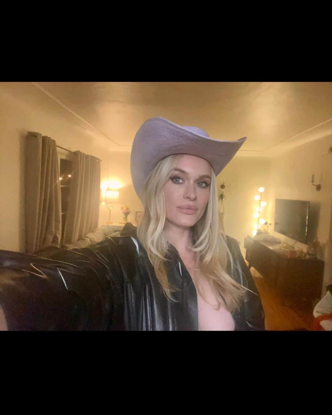 レヴェン・ランビンのインスタグラム：「One year ago I made the Ride of Die music video for my first ever song 🤘🙌🏼 🏍」