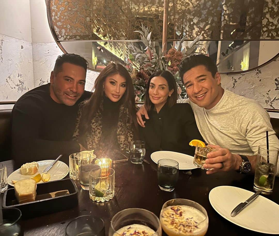 ホーリー・ソンダーズのインスタグラム：「Great friends meeting up in NYC for @tribeca. Congratulations @oscardelahoya @mariolopez and your entire team who put together the biopic of a lifetime. Time to celebrate. And @courtneym_lopez I love you」