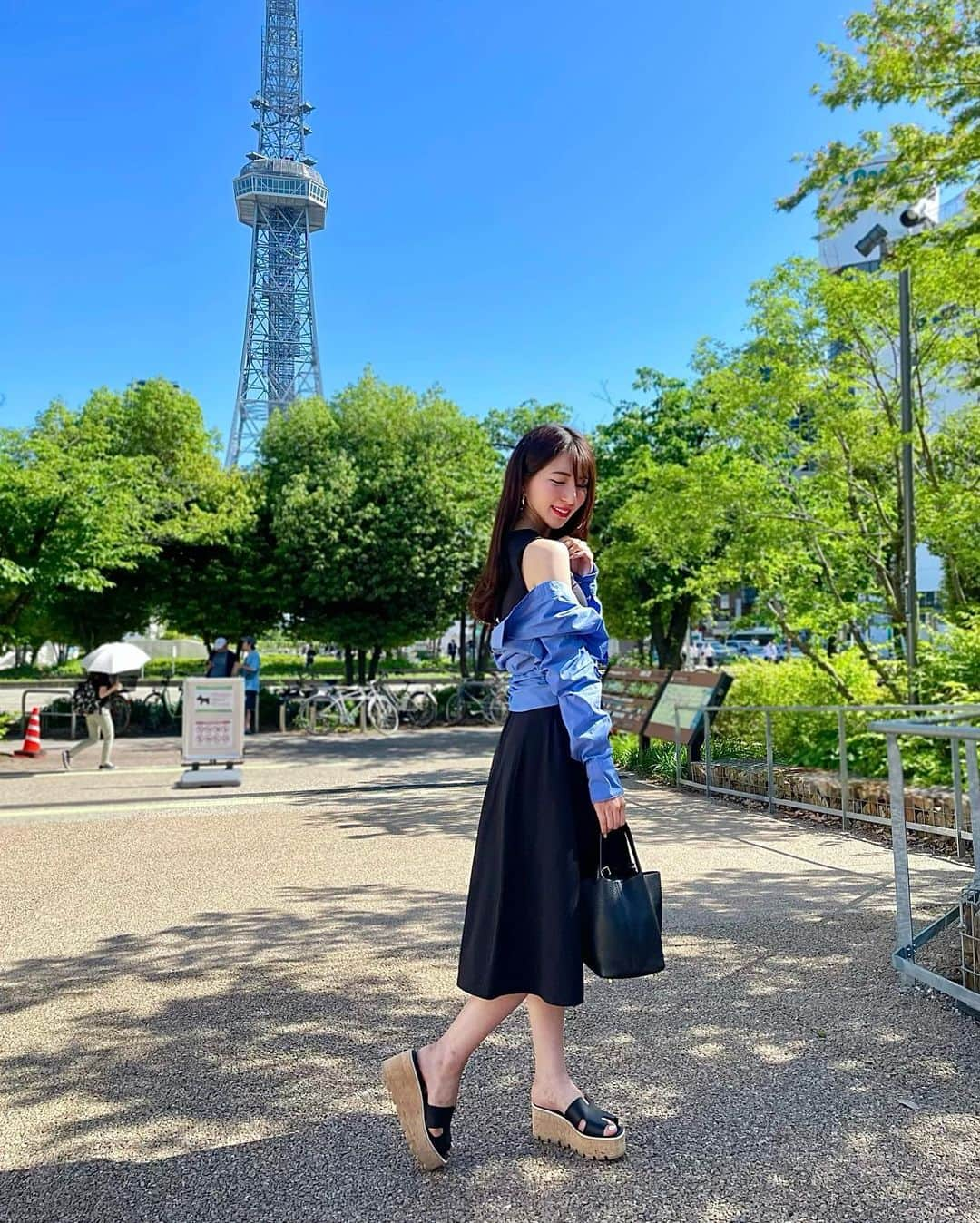 Manaさんのインスタグラム写真 - (ManaInstagram)「💙🖤 台風あとの快晴☀️気持ちいい〜！ ⁡ ⁡ ストーリーの答え合わせ☺️ 正解は Blue ✖️ Black  合わせでした♡ ⁡ ⁡ パキッと明るいブルーを差し色に 黒のノースリーブワンピで上品に👗 ⁡ 見た目だけ辛そうと思っていた厚底サンダルの 意外な楽さに気づいた今日この頃です𓈒𓂂笑 ⁡ ⁡ またストーリークイズするね🩵 ⁡ ⁡ ⁡ ⁡ ⁡ #simplestyle #simpleelegance #カフェコーデ #黒コーデ #モノトーンコーデ #ブラックコーデ #シンプルコーデ #きれいめコーデ #きれいめスタイル #上品コーデ #綺麗目コーデ #久屋大通パーク #レイヤード久屋大通パーク #久屋大通グルメ #久屋大通カフェ #栄カフェ #栄グルメ #名古屋カフェ巡り #快晴 #梅雨の晴れ間」6月9日 11時54分 - mana.tcy