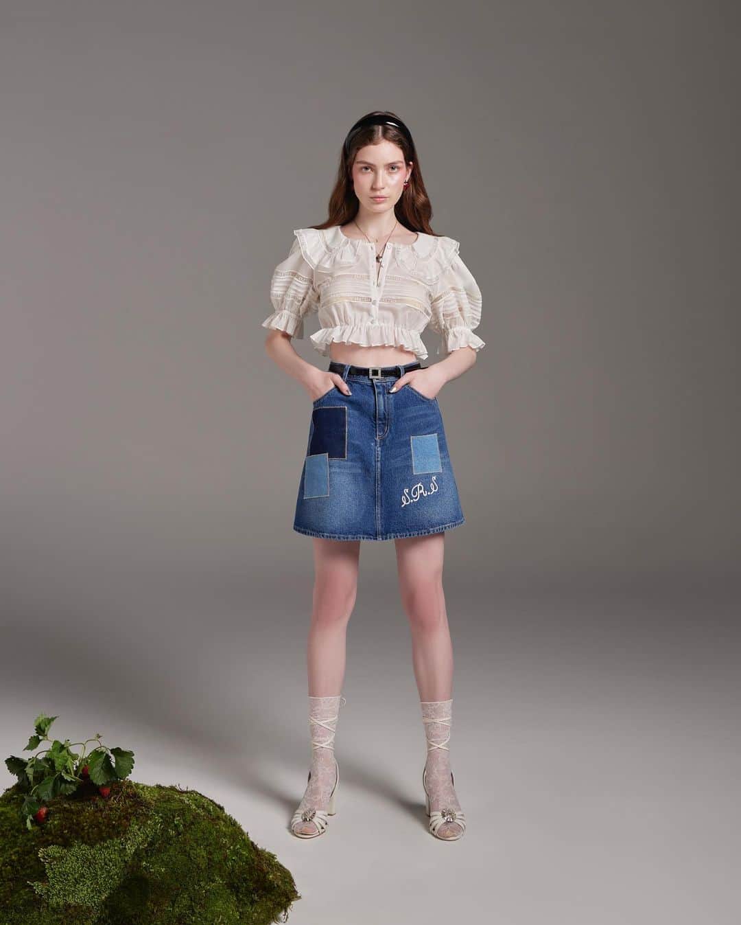 Sretsisさんのインスタグラム写真 - (SretsisInstagram)「The nonchalant paring of a breezy cotton top and denim miniskirt is enhanced with meticulous details of delicate lace inserts and intricate pin tucks. Shop the new arrivals from #SretsisPF23 now at Sretsis.com and all Sretsis Boutiques.」6月9日 11時55分 - sretsisofficial
