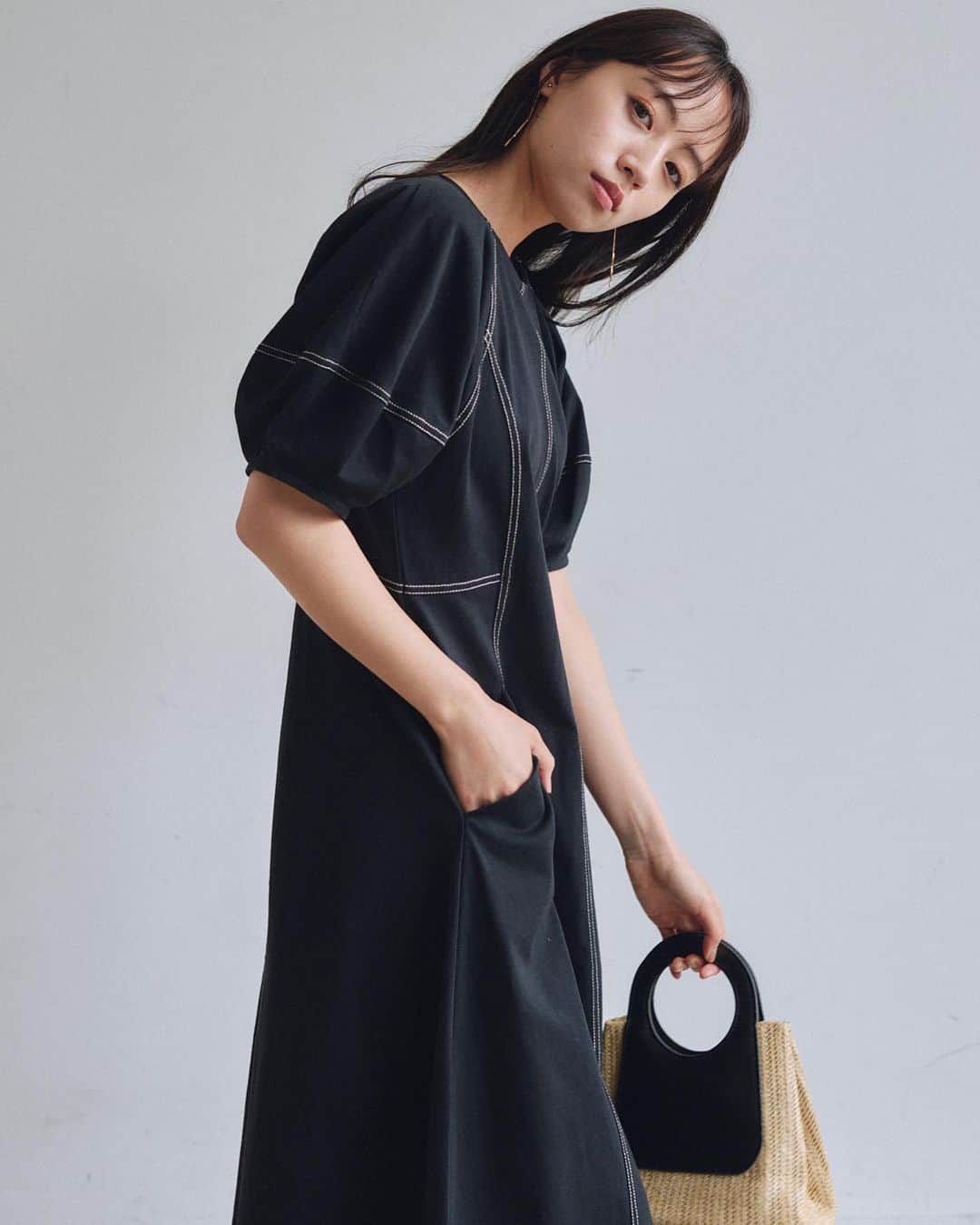 Vannie Officialさんのインスタグラム写真 - (Vannie OfficialInstagram)「6.14(wed.)19:00 release  ダブルステッチワンピース  … Design …  ・こだわりの360°美シルエット ・アイボリー×黒ステッチ、ブラック×ベージュ の配色ダブルステッチ ・綿100％天竺で肌ざわり、通気性も良く着心地◎ ・ボリューム袖、ハイウエスト切替でスタイルアップ ・両側ポケット付き  … Styling …  一枚でさらっときまるワンピース 素材やダブルステッチでカジュアルさを残しつつ、 シルエットは女性らしさもあり スニーカーやキャップでカジュアルなスタイリングや ヒールやサンダルで上品にまとめても◎  ━━━━━━━━━━━━━━━━━━━━━  透け感：なし 裏地：なし 厚さ：普通 伸縮性：あり 光沢感：なし  ━━━━━━━━━━━━━━━━━━━━━━ ※詳しくは洗濯タグをご確認ください #vannie_u」6月10日 21時00分 - vannie__u
