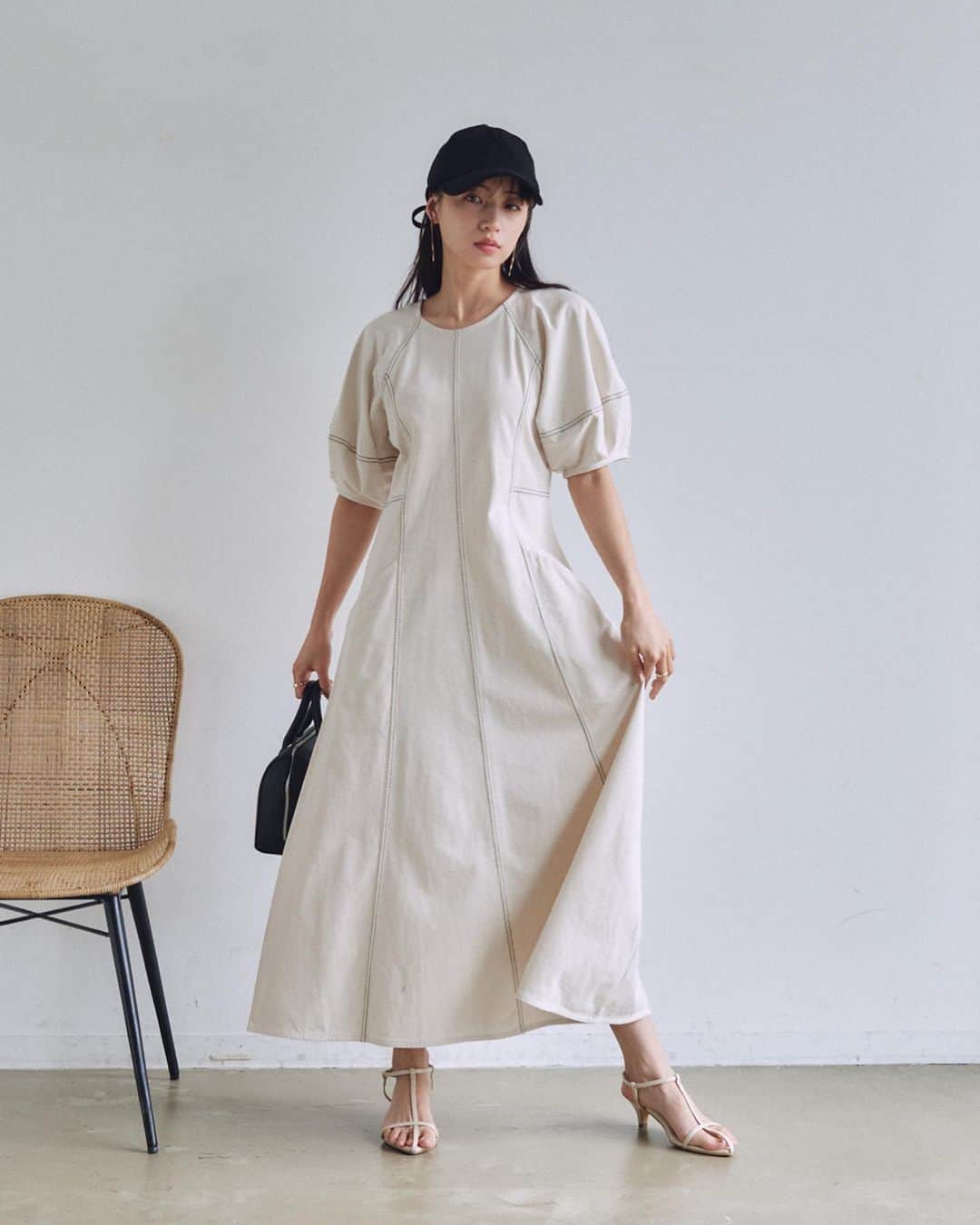 Vannie Officialさんのインスタグラム写真 - (Vannie OfficialInstagram)「6.14(wed.)19:00 release  ダブルステッチワンピース  … Design …  ・こだわりの360°美シルエット ・アイボリー×黒ステッチ、ブラック×ベージュ の配色ダブルステッチ ・綿100％天竺で肌ざわり、通気性も良く着心地◎ ・ボリューム袖、ハイウエスト切替でスタイルアップ ・両側ポケット付き  … Styling …  一枚でさらっときまるワンピース 素材やダブルステッチでカジュアルさを残しつつ、 シルエットは女性らしさもあり スニーカーやキャップでカジュアルなスタイリングや ヒールやサンダルで上品にまとめても◎  ━━━━━━━━━━━━━━━━━━━━━  透け感：なし 裏地：なし 厚さ：普通 伸縮性：あり 光沢感：なし  ━━━━━━━━━━━━━━━━━━━━━━ ※詳しくは洗濯タグをご確認ください #vannie_u」6月10日 21時00分 - vannie__u