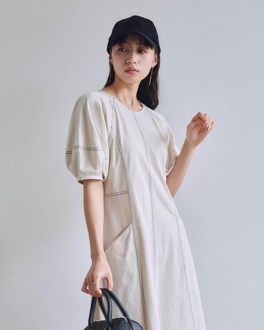 Vannie Officialさんのインスタグラム写真 - (Vannie OfficialInstagram)「6.14(wed.)19:00 release  ダブルステッチワンピース  … Design …  ・こだわりの360°美シルエット ・アイボリー×黒ステッチ、ブラック×ベージュ の配色ダブルステッチ ・綿100％天竺で肌ざわり、通気性も良く着心地◎ ・ボリューム袖、ハイウエスト切替でスタイルアップ ・両側ポケット付き  … Styling …  一枚でさらっときまるワンピース 素材やダブルステッチでカジュアルさを残しつつ、 シルエットは女性らしさもあり スニーカーやキャップでカジュアルなスタイリングや ヒールやサンダルで上品にまとめても◎  ━━━━━━━━━━━━━━━━━━━━━  透け感：なし 裏地：なし 厚さ：普通 伸縮性：あり 光沢感：なし  ━━━━━━━━━━━━━━━━━━━━━━ ※詳しくは洗濯タグをご確認ください #vannie_u」6月10日 21時00分 - vannie__u