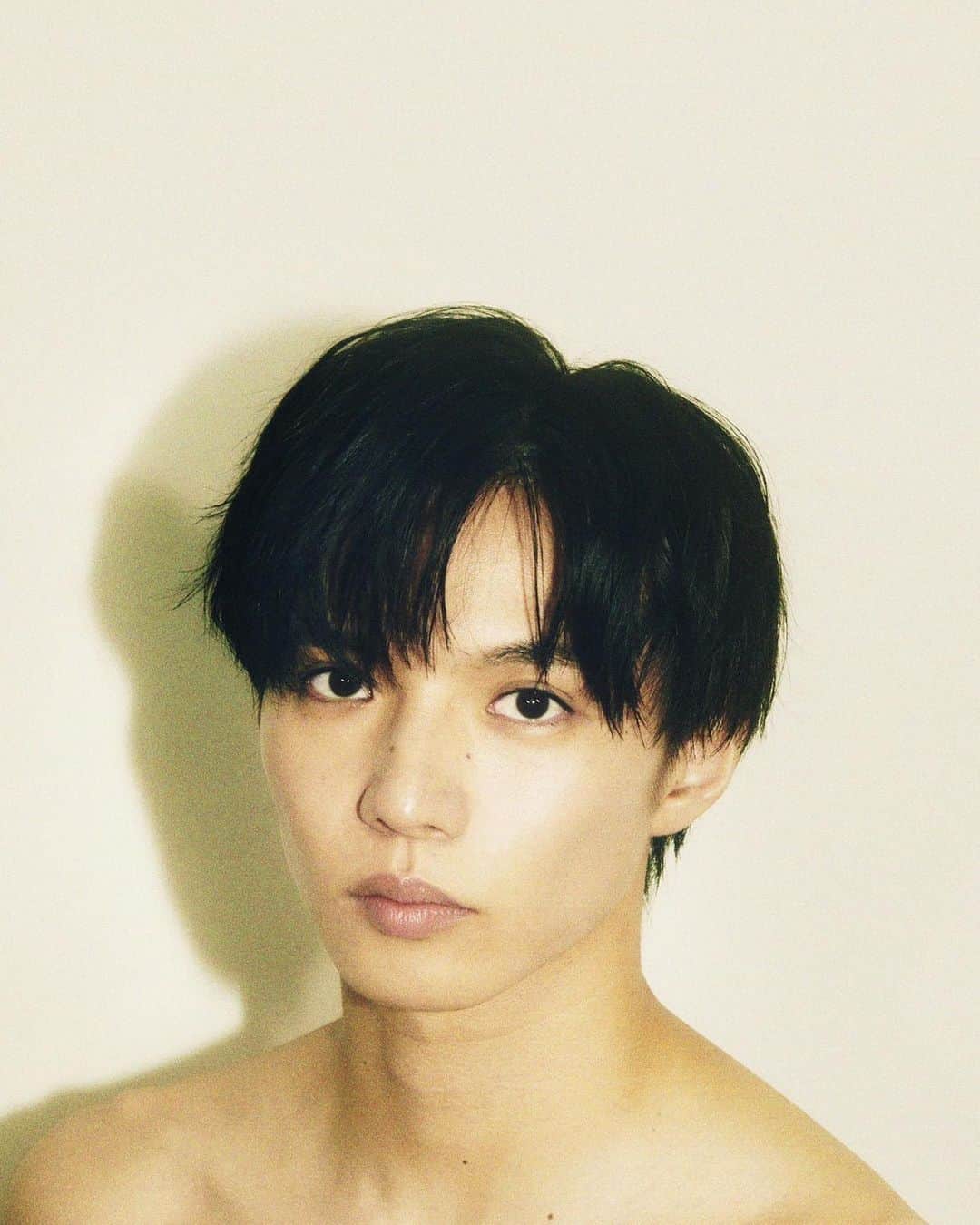 のインスタグラム：「. 佐藤大樹 地上波連ドラ初単独主演 ABCテレビ 「around 1/4(アラウンドクォーター)」 放送決定！  物語は、25歳前後（アラウンドクォーター：略してアラクオ）の男女5人が直面する“25歳の壁”、 そして“恋の分岐点”にフォーカスを当てた、 恋愛群像ストーリーです。   大樹は、明るくてノリが良く、 一見チャラく見えるものの、 実は25歳の惑いの真っただ中にいる 主人公・康祐を演じます！  ABCテレビ　7/9(日) よる11時55分〜 テレビ朝日　7/8(土) 深夜2時30分〜 放送開始！  お楽しみに✔︎  @dramal_abctv  #アラクオ #FANTASTICS #佐藤大樹」