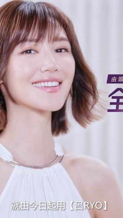 Elva Niのインスタグラム：「時間過得很快，一眨眼我就成為兩位小朋友的媽媽❤️   隨著年紀轉變，髮質難免會受影響，頭髮變得越來越脆弱，產後還面臨脫髮的問題。還好我選擇了韓國 No.1 洗髮品牌【呂RYO】的韓蔘滋養防脫髮洗髮系列，它的獨家防脫專利技術 Ginsen9EX™ 萃取全枝韓蔘精華，有9項養護功效，以9大珍貴韓方成分的天然精華養潤頭皮，幫助頭皮肌齡保持年輕健康，從「蔘」出髮，真正改善髪質，令你擁有強韌濃密的秀髮，「全蔘研髮 ，超效防脫」。   現在的我雖然身兼多職，但我一定會抽時間做好保養，這樣頭皮髮絲才能夠依然健康豐盈！   立即領取$15現金券，體驗【呂RYO】的超效防脫：https://bit.ly/45MVCL0 #呂 #呂RYO #RYO呂 #RYOHK #韓方頭皮護養專家 #韓蔘滋養防脫髮系列 #防脫髮 #Ginsen9EX #全枝韓蔘 #從蔘出髮 #全蔘研髮 #超效防脫」