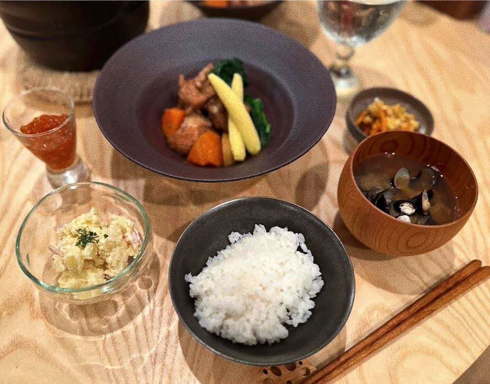 瀬戸サオリのインスタグラム：「ベビーコーンが 美味しい季節🤤🌽  器がうっとりすぎて 食べるよりみる方が テンションあがっちゃう…😮‍💨  #おうちごはん #有機野菜 #オーガニック #saori_cooking」