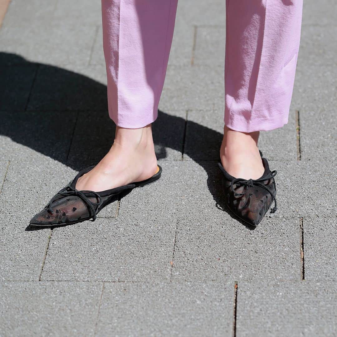 Domani編集部公式アカウントさんのインスタグラム写真 - (Domani編集部公式アカウントInstagram)「華やかなピンクのテーパードパンツも、黒ニットとサンダルで引き締めれば品良く着こなせる。  靴[0.5]￥42,900（ピッピシック）  ニット￥35,200（ユナイテッドアローズ 原宿本店〈ロエフ〉） パンツ￥18,700（ルージュ・ヴィフ ラクレ ルミネ新宿店〈ルージュ・ヴィフ〉）  手に持ったブルゾン￥15,000（PLST）  ピアス￥9,900（ツル バイ マリコ オイカワ）  ブレスレット￥77,000（ウノアエレ ジャパン〈ウノアエレシルバーコレクション〉）  サングラス￥44,000（アイヴァン 東京ギャラリー〈アイヴァン〉） バッグ￥25,850（ダイアナ 銀座本店〈ダイアナ〉）  ・・・・・  #毎日コーデ #ワーママコーデ #ワーママファッション #ママコーデ #ママファッション #アラフォーコーデ #今日のコーデ #ファッションスナップ #ファッション好きな人と繋がりたい #ファッションコーデ #服好きな人と繋がりたい #春コーデ #40代ファッション #大人ファッション #おしゃれさんと繋がりたい #シンプルコーデ #着回しコーデ #きれいめカジュアル  #domanimagazine  ※掲載している商品は既に販売終了している場合があります。ご了承ください。」6月9日 12時00分 - domani_official