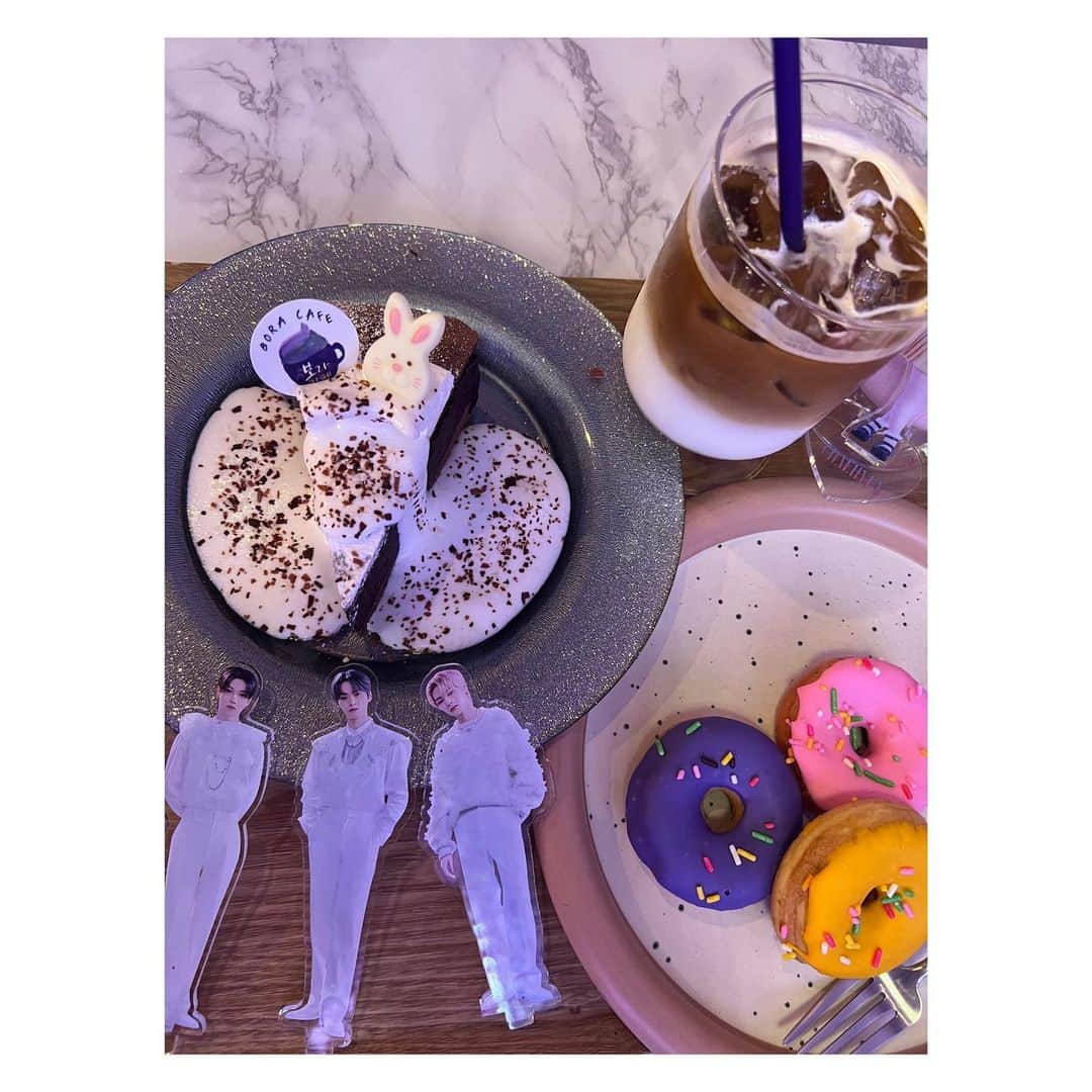 megumi matsuoさんのインスタグラム写真 - (megumi matsuoInstagram)「… サラの振休に新大久保へ サラの誕プレを買いに  せっかくの平日だし もうすぐバンタン10周年だし 汝矣島には行けないから ボラカフェに付き合ってもらった  サラはちゃっかりアクスタ持ってきてて バンタンと関係ない推しの写真撮ってた件  そしてムービー撮ったら 私の戻り方がおばあちゃんな件  #ママ#ママライス#アラフィフ#40代#3児ママ#新大久保#ボラカフェ#boracafe#推し活#推し事#ママコーデ#モノトーンコーデ#松潤コーデ#低身長コーデ #キャップコーデ #キャップ女子 #153cm」6月9日 12時14分 - sara_mira_