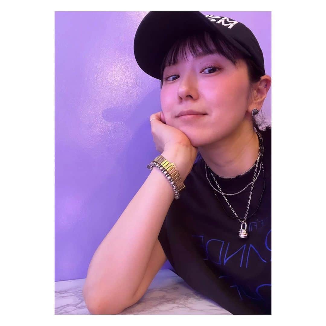 megumi matsuoさんのインスタグラム写真 - (megumi matsuoInstagram)「… サラの振休に新大久保へ サラの誕プレを買いに  せっかくの平日だし もうすぐバンタン10周年だし 汝矣島には行けないから ボラカフェに付き合ってもらった  サラはちゃっかりアクスタ持ってきてて バンタンと関係ない推しの写真撮ってた件  そしてムービー撮ったら 私の戻り方がおばあちゃんな件  #ママ#ママライス#アラフィフ#40代#3児ママ#新大久保#ボラカフェ#boracafe#推し活#推し事#ママコーデ#モノトーンコーデ#松潤コーデ#低身長コーデ #キャップコーデ #キャップ女子 #153cm」6月9日 12時14分 - sara_mira_