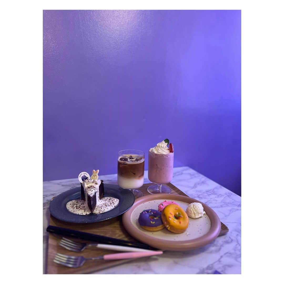 megumi matsuoさんのインスタグラム写真 - (megumi matsuoInstagram)「… サラの振休に新大久保へ サラの誕プレを買いに  せっかくの平日だし もうすぐバンタン10周年だし 汝矣島には行けないから ボラカフェに付き合ってもらった  サラはちゃっかりアクスタ持ってきてて バンタンと関係ない推しの写真撮ってた件  そしてムービー撮ったら 私の戻り方がおばあちゃんな件  #ママ#ママライス#アラフィフ#40代#3児ママ#新大久保#ボラカフェ#boracafe#推し活#推し事#ママコーデ#モノトーンコーデ#松潤コーデ#低身長コーデ #キャップコーデ #キャップ女子 #153cm」6月9日 12時14分 - sara_mira_