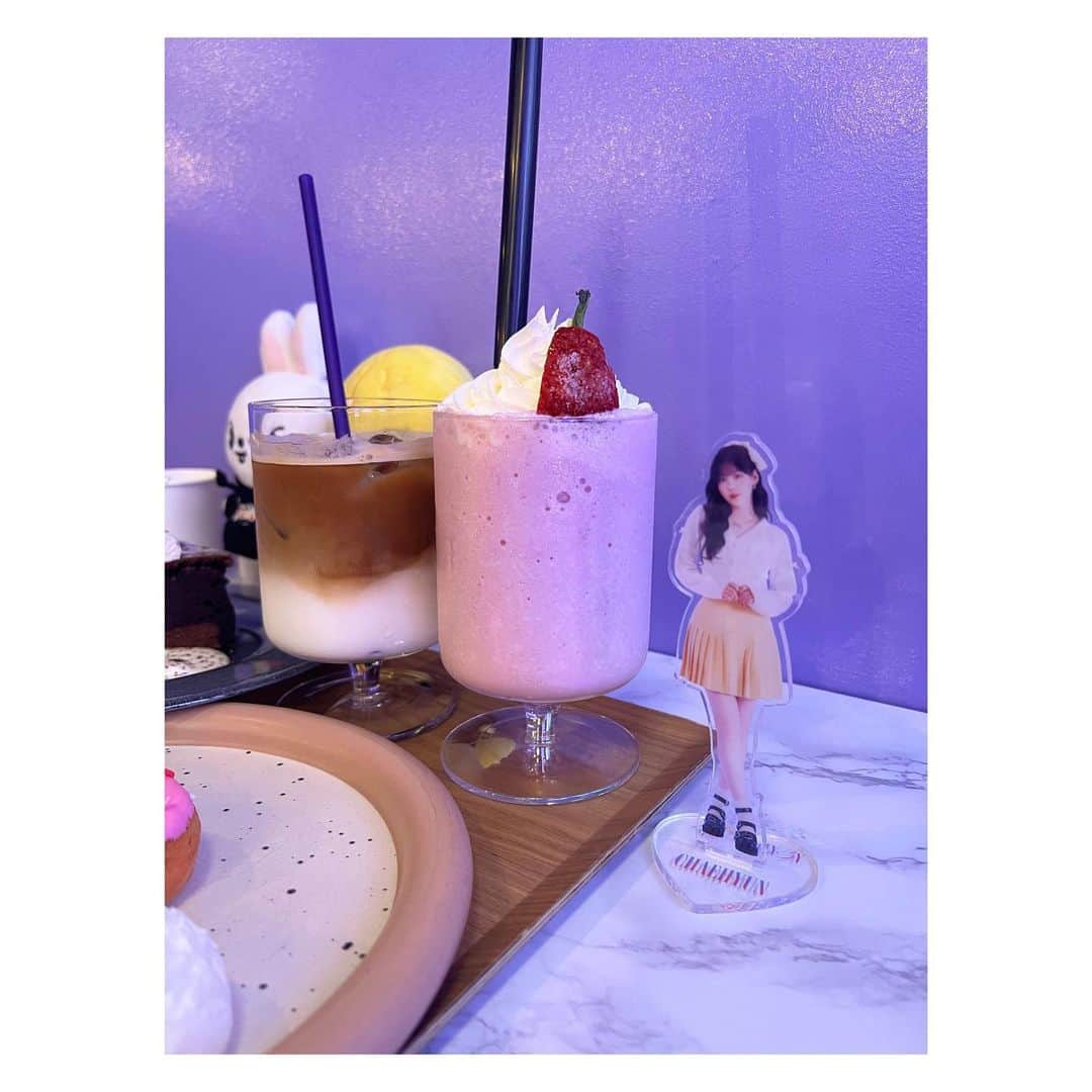 megumi matsuoさんのインスタグラム写真 - (megumi matsuoInstagram)「… サラの振休に新大久保へ サラの誕プレを買いに  せっかくの平日だし もうすぐバンタン10周年だし 汝矣島には行けないから ボラカフェに付き合ってもらった  サラはちゃっかりアクスタ持ってきてて バンタンと関係ない推しの写真撮ってた件  そしてムービー撮ったら 私の戻り方がおばあちゃんな件  #ママ#ママライス#アラフィフ#40代#3児ママ#新大久保#ボラカフェ#boracafe#推し活#推し事#ママコーデ#モノトーンコーデ#松潤コーデ#低身長コーデ #キャップコーデ #キャップ女子 #153cm」6月9日 12時14分 - sara_mira_