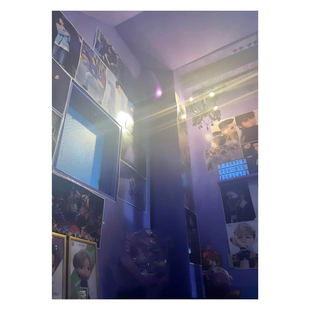 megumi matsuoさんのインスタグラム写真 - (megumi matsuoInstagram)「… サラの振休に新大久保へ サラの誕プレを買いに  せっかくの平日だし もうすぐバンタン10周年だし 汝矣島には行けないから ボラカフェに付き合ってもらった  サラはちゃっかりアクスタ持ってきてて バンタンと関係ない推しの写真撮ってた件  そしてムービー撮ったら 私の戻り方がおばあちゃんな件  #ママ#ママライス#アラフィフ#40代#3児ママ#新大久保#ボラカフェ#boracafe#推し活#推し事#ママコーデ#モノトーンコーデ#松潤コーデ#低身長コーデ #キャップコーデ #キャップ女子 #153cm」6月9日 12時14分 - sara_mira_