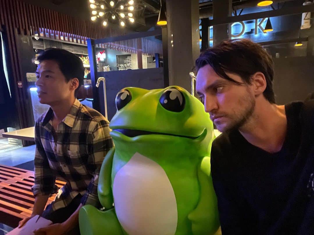 リチャード・ハーモンのインスタグラム：「🐸」