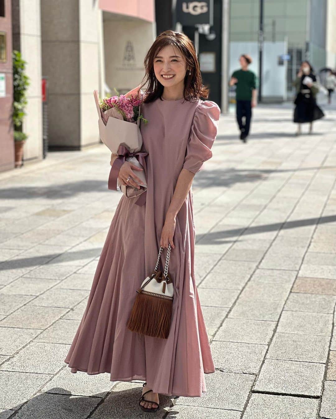 石川梨華のインスタグラム：「大人百花💐  今回は「大人の色服」選び、と 「毎日Juwelry」のページに載せてもらっています✨  プロの皆さまのおかげで 今回もとっても楽しい撮影でした‼️  マネージャーさんに オフショットを沢山撮ってもらったので✌️  是非！ 大人百花チェックしてください❤️ よろしくお願いします🤲  #石川梨華 #モーニング娘og #大人百花 #絶賛発売中」