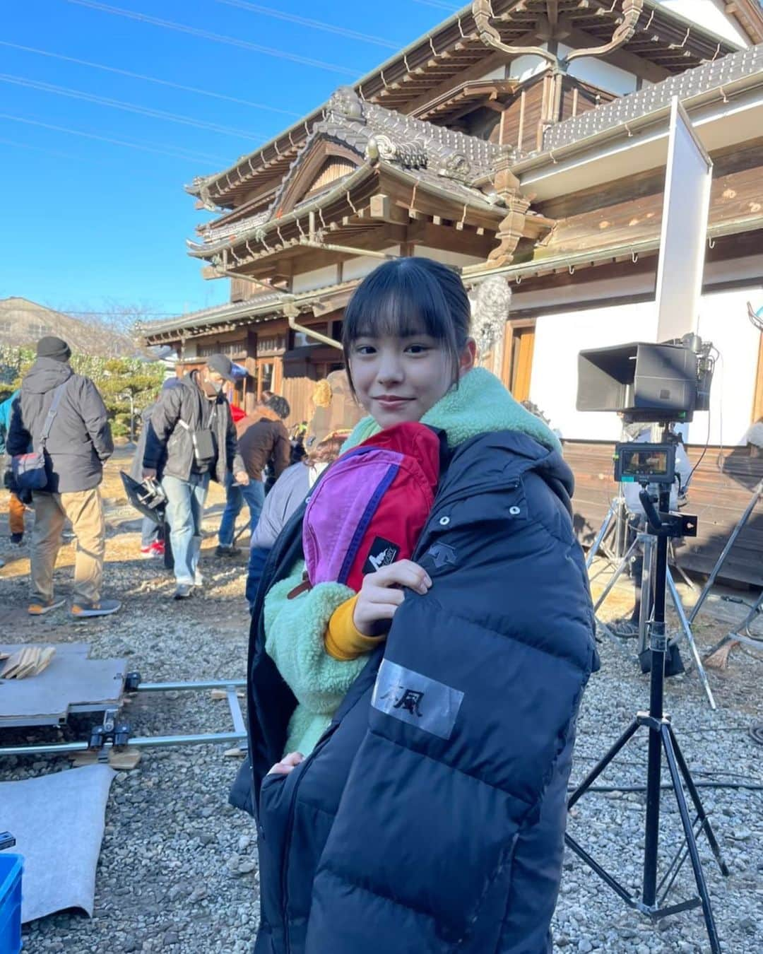 當真あみのインスタグラム：「今日はなんと！映画｢#水は海に向かって流れる｣の公開日です🎬 この作品は私が初めて出演させてもらった長編映画で、色んな思い出が詰まった映画です。この後ろに写っている大きな家はシェアハウスで、みんなの個性溢れる空間がぎゅっと詰まってるんです！ 休みの時間に色んな部屋を探検してました！ 実は去年の1月に撮影していて雪が降ったりしてとても寒かったんです🥶 でもスタッフの皆さん、そして共演者の皆さんが本当に優しくて温かい現場で楽しくて、そんな寒さも乗り越えられました。  トキメキが詰まった心温まる映画となっています！ ぜひ劇場でご覧下さい！  #水うみ」