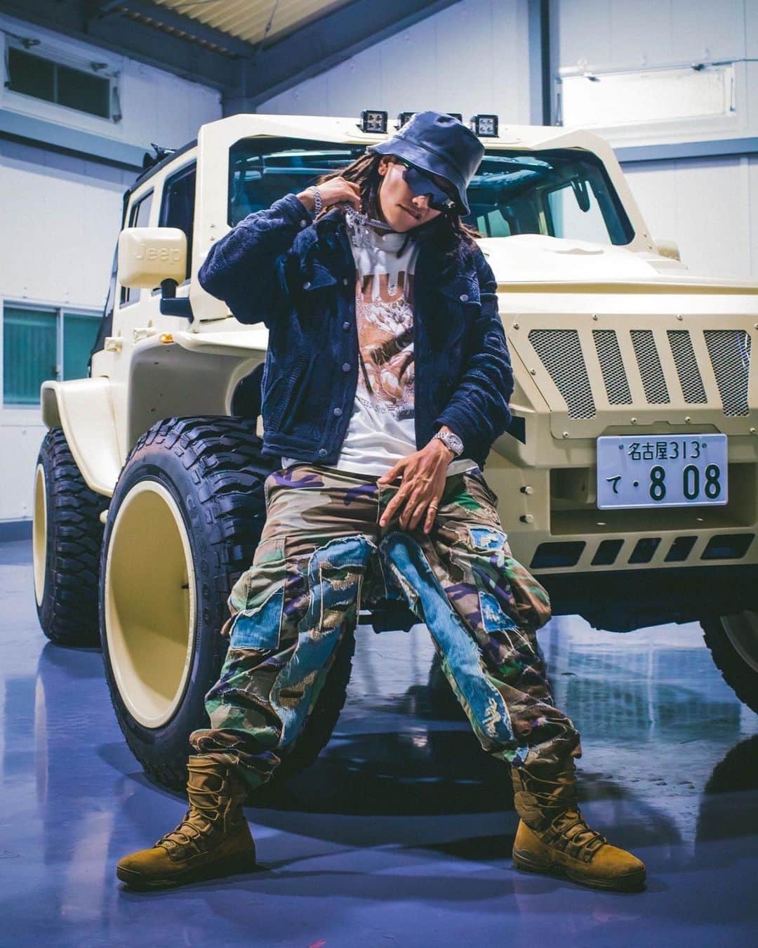 ¥ellow Bucksのインスタグラム：「I'm Survivin' the game🪖  やっと出せたEP。遅くなった。 去年くらいから自分の中の様子がおかしくて、色々と考えちゃう時間が増えた。だからセンチメンタルなとこも感じる作品になってる。Rap Gameも人生も強い心じゃないと生き残れないってこと。 オレのサバイブ記録。全新曲5曲。聴いてほしい！  新しいMVも出たし、ツアーの報告もあるからチェックよろしく！  そして、サバイブってことで戦車を納車した🫡💯   #Survive  #オレのタンクならまるでレズバニ」