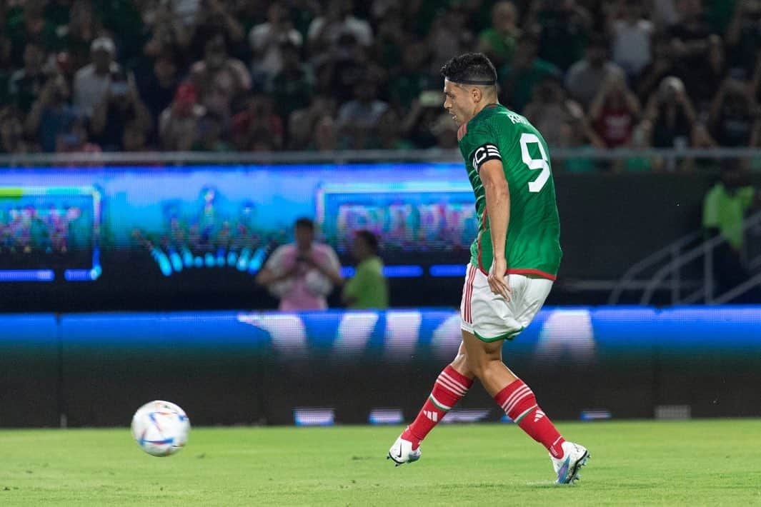 ラウール・ヒメネスさんのインスタグラム写真 - (ラウール・ヒメネスInstagram)「@miseleccionmx 🇲🇽🇬🇹⚽️💪🏼 #vamosmexico  #gol #capi」6月9日 12時17分 - raulalonsojimenez9