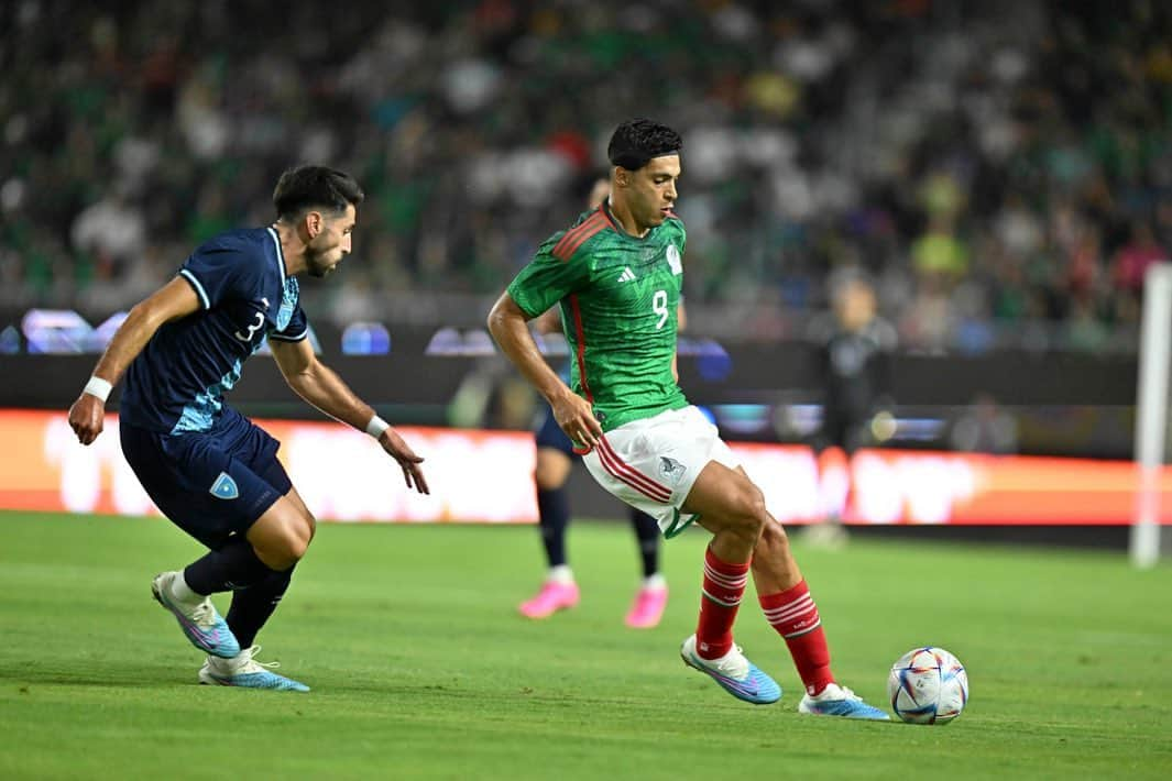 ラウール・ヒメネスさんのインスタグラム写真 - (ラウール・ヒメネスInstagram)「@miseleccionmx 🇲🇽🇬🇹⚽️💪🏼 #vamosmexico  #gol #capi」6月9日 12時17分 - raulalonsojimenez9