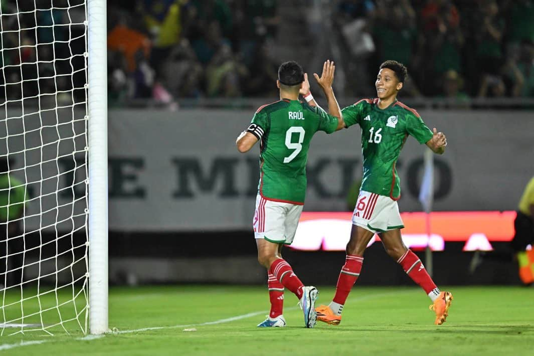 ラウール・ヒメネスさんのインスタグラム写真 - (ラウール・ヒメネスInstagram)「@miseleccionmx 🇲🇽🇬🇹⚽️💪🏼 #vamosmexico  #gol #capi」6月9日 12時17分 - raulalonsojimenez9