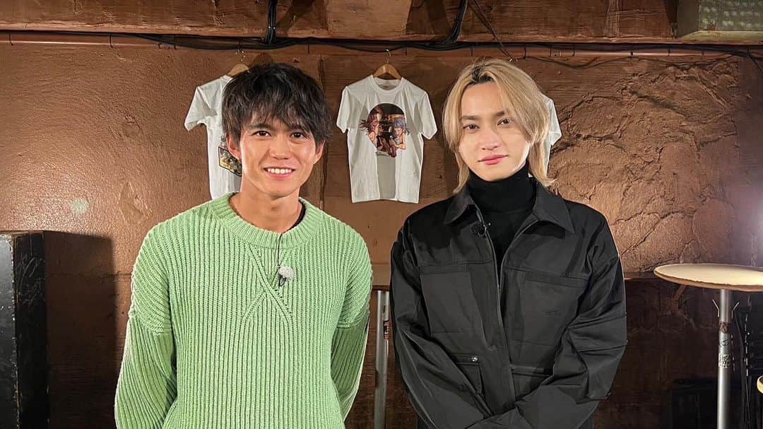 SKY-HIのインスタグラム：「本日6/9(金) 21:30-21:59 NHK（Eテレ）「#スイッチインタビュー」 SKY-HI×大迫傑 EP2  ぜひご覧ください！  —  日本のＨＩＰＨＯＰをはじめ音楽業界に新風を巻き起こしてきたアーティスト／ＣＥＯのＳＫＹ－ＨＩと、日本陸上界の常識を破り続けるプロランナー・大迫傑が対談するＥＰ２  ２０２１年東京五輪後に一度引退し、今年３月復帰後初の国内レースとなる東京マラソンで日本勢３番手となる９位でゴールした大迫。 東京マラソン出発地点の新宿でＳＫＹ－ＨＩとトークを再開する。 安定よりも強い選手にもまれるためにプロとなった経緯や、挫折と挑戦を繰り返しながら常に自分の声に素直に従って道を切り拓いてきたメンタリティを語る。 ところで早稲田大学入学当時、食べるのが一番楽しみだったものとは意外にも？  —  #大迫傑 #SKYHI」