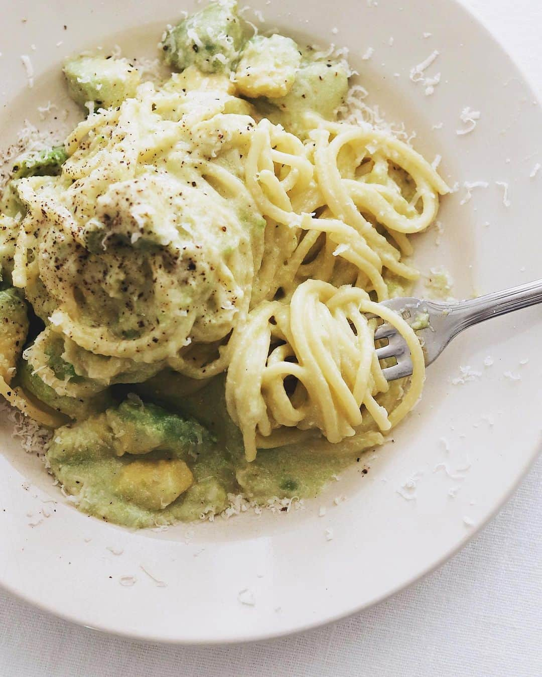 樋口正樹さんのインスタグラム写真 - (樋口正樹Instagram)「avocado pasta 🥑 . お昼ご飯のアボアドパスタ。 アボカドをバターで炒めて、 クリームチーズと茹で汁を 合わせ程よくとろみをつけ、 味見し塩を加えレモン搾り、 茹で上げたパスタを絡めて 皿に盛り黒胡椒と粉チーズ。 . . #まかないごはん #アボカドパスタ #アボカドクリームパスタ #パスタ #スパゲッティ #pastalover #lovepasta #avocadolover #avocadopasta #myfavoritepasta」6月9日 12時20分 - higuccini