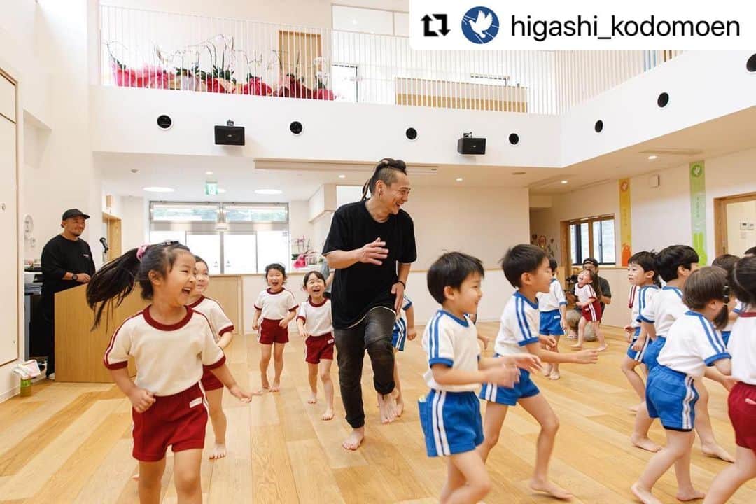 のインスタグラム：「山口県下関の《ひがし子ども園》さんから嬉しいお言葉頂いたのでシェアさせてもらいます！是非読んで見てください#Repost @higashi_kodomoen with @use.repost ・・・ 2023.6.8  「DRI-V　リズム＆アスレチック教室」と題し、リズムに合わせた、体操・ダンス・音遊びのイベントをひがし子ども園ホールで開催しましました！     今回は、東京からDRI-V先生（元Dragon Ashダンサー）と鹿児島からHIRO先生（TAS整骨院院長）の身体の使い方やリズム、体力向上のプロフェッショナルである2名をお招きしました！     教室・イベントの趣旨は、  「DRI-V先生と一緒に運動やダンスを取り入れたリズム遊びを実施し、カッコイイ、楽しいを体験。日ごろからリトミックを通して音楽、リズムに触れているひがし子ども園の園児の自己表現の向上を目的とします！そして、教室を通じて、先生たちも、子どもたちに負けないぐらい元気をもらいたい！」というものです！     さて、イベント実施前から、子どもたちだけでなく、職員もどんな教室になるのか「そわそわ・わくわく」していました。普段からリトミックや音楽活動を通して、ピアノや打楽器のリズムに合わせて動いたり止まったりすることに慣れているひがし子ども園の子どもたちなら、「共鳴でき、楽しむことができるのでは」と、期待していました。     10時の開始とともに、HIRO先生の呼びかけに  ぞう組、きりん組、ぱんだ組、こあら組と順番にホールに並び整列。     すると、「低いベースの音とブレイクビーツ」とともに、  DRI-V先生の登場！！！アクロバティックな動きと、パントマイムやブレイクダンスを取り入れたパフォーマンスで、ホールを即座に独壇場にしてしまいます！     大きな拍手と、あっけにとられた子どもたちの表情・・  今から何が始まるんだろう・・かっこいいい！と目を輝かせる園児たち。     大きな声で「おはようございます！よろしくお願い致します！」とひがし子ども園の園児流の丁寧な挨拶をしているまもなく、     「一世風靡したあのアルバムの名曲のintro」と「子どもたちのヒーローのテーマソング」をブレイクビーツに重ねた曲で一気に体操が始まります。     完全に子どもたちの心と90年代後半に青春時代を過ごした職員の心を掴んだあとは、     基本的な身体の動きを教えてもらい、HIRO先生が鳴らす8ビート、ブレイクビーツに対しリズムアプローチをしながら、徐々にテンポを上げていきます。     開始30分が過ぎた頃には、皆もDRI-V先生と一緒に、元気よく楽しむ姿が広がり、休憩へ。  こあら組、ぱんだ組はここで一度終了し、お部屋へ。     ぞう組、きりん組は休憩後広くなったホールで、前半の復習に入ります。     手の挙げ方、リズムの取り方、体の動きを複合した一連の流れを  笑顔いっぱいで取り組みます！     一連の流れからの”キメ”のポーズもばっちり！     「できるひと～？」「できたひと～！！」の問いかけに  「できましたーーーーーーーーー！！！！」と嬉しそうな返答！     出来なくても、出来ても「なにかやれそう！」という自己肯定感、気持ちが高まったようで  このイベントの意味を再確認でき、嬉しく思いました☆     一度解散した、ぱんだ組のお友だちもランチルームの方へ再度集合し、「やってみたい！」「僕も、私もできる！」を舞台袖で身体を使ってアピールしていました！     時間はあっという間。先生たちも子どもたちと一緒に汗を流し、笑い、気持ちのいい疲労感とともに、12時を迎えタイムアウト。     「また来てください！」と2人に声をかけ、怪我無く無事、イベントを終了することができました。     実は今回のこのイベントは、3年前からオファーをしており、長いコロナにより、なかなか実現できなかったイベントでした。園舎も変わり、時代も変わり、マスクがなく、皆の笑顔が見れる時代に戻ったからこその実現となりました。     コロナ時代に生まれた子どもたち、子どもたちの保育にまじめに取り組んできた先生たちが、  目に見える”なにか”と目に見えない”なにか”にすこしばかり制限されていた中で、  大きな声と、たくさんの笑顔、音を楽しむ喜びを大勢で実現することができました。     DRI-V先生、HIRO先生に感謝です！！     そして、これはスタートイベントです！！！  今年度中に、もう一回という声も双方にがあるほどに盛り上がりました！     「音を感じ、楽しむ。そして、自己表現のやり方に正解はない！！」     ひがし子ども園を元気にするイベントとなったこと、ご報告させていただきます。  Phot by Shunichi Iwahara    #ひがし子ども園　#DRI-V #T・A・S整骨院　#東京　#鹿児島　#下関　#体力向上PJT　#リズム　#音遊び　#ブレイクビーツ　#元気　#保育園　#子ども園　#幼稚園　#楽しいに正解はない　#声上げよう　#声出そう　#コミュニケーション　#身体が動けば心も動く」