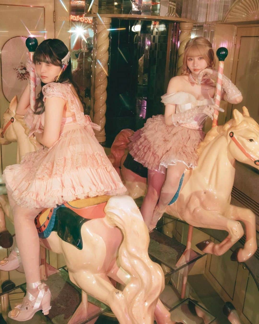 のインスタグラム：「femmefatale ビジュアルブック🎠 . . 少しだけ参加させてもらってます。 2人のビジュがとても可愛い素敵な1冊になってます♡ 是非チェックしてください🏹」