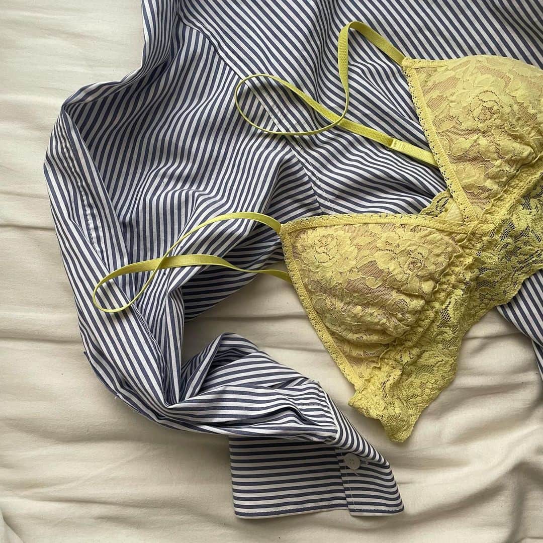 白石明美さんのインスタグラム写真 - (白石明美Instagram)「🍋🤍 私の追加アイテム (下着編)  半年前くらいに紹介した、@hankypankyjapan  着心地が良過ぎて2点追加しちゃいました☺︎ 華奢なデザインでトップスから見えても可愛いので、 夏に向けて今回はちょっと普段選ばない色や柄に挑戦♡  肌が締め付けられている感覚がストレスに感じる タイプだけどこれは本当に着用感にストレスがなくて...  家でのストレッチやパジャマ着る前はこれに 下はスエットのみとかで最近は過ごしてます〜。笑  あと、10%offになるクーポンコードあるから 【hpaby】是非使ってね〜🤳お得だよっ、 ※7/9までです。 . . . . #hankypanky #hankypankyjapan  #部屋着コーデ #パジャマコーデ  #下着ブランド #スエットコーデ  #着心地のよい暮らしの服 #肌に優しい下着」6月9日 12時32分 - abyakemi
