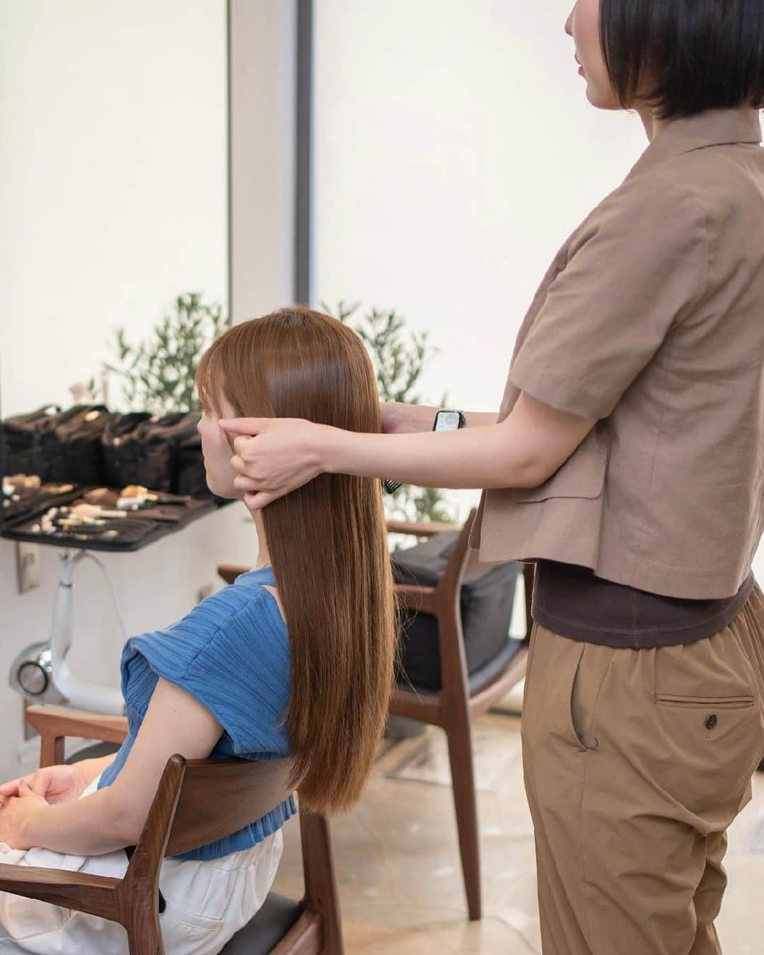 栗原里奈さんのインスタグラム写真 - (栗原里奈Instagram)「✴︎ 友人の美容室がオープン💇‍♀️✨  東急東横線 綱島駅から徒歩30秒の 『Beauty Salon LINK』  落ち着いた店内で居心地の良さ抜群です✨  髪質改善トリートメントはツヤツヤサラサラになる驚きの仕上がり✨  私の様に髪の明るい人は特にダメージが目立ちやすいですがこれは試してみる価値あります🤭  @beauty_salon_link_tsunashima  @tomohiro_funai  @hirai0205  @yukiko_namekawa  @_may__makeup_ @naoya_116   ありがとうございました✨」6月9日 12時35分 - rina__kurihara