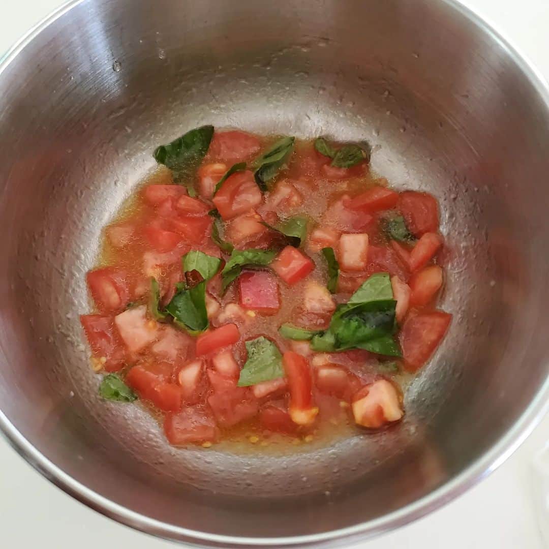 田畑竜介さんのインスタグラム写真 - (田畑竜介Instagram)「冷製パスタが食べたい気分🎶  トマトと庭で育ったバジルで カッペリーニの冷製パスタ🍝  蒸し暑くなると、 冷たい麺が食べたくなりますね😋  砂糖、塩、酢、オリーブオイルと トマト、バジルを和えて 茹でたカッペリーニを混ぜたら 出来上がり👍 簡単で、早くて、助かります😌  夏野菜もすくすく育ってきました🍅 収穫が楽しみ😁  #パスタ #冷製パスタ #カッペリーニ  #トマトとバジルの冷製パスタ  #夏野菜 #家庭菜園」6月9日 12時35分 - tabacchi_rkb