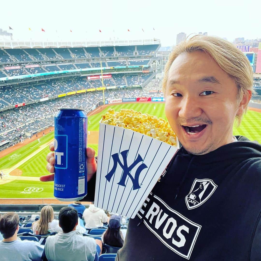 植田朝日のインスタグラム：「🇺🇸🇺🇸🇺🇸  今日はニューヨーク！🗽  ヤンキースタジアムに行ったらスケジュールが変わっててダブルヘッダーだったぞ！？  これは🉐なのか？？  コンパクトで良いスタジアムだわ。🏟️  #FooTravelleR #朝日旅 #野球旅 #ニューヨーク  #アメリカ旅 #NY #yankees #mlb #ヤンキース」