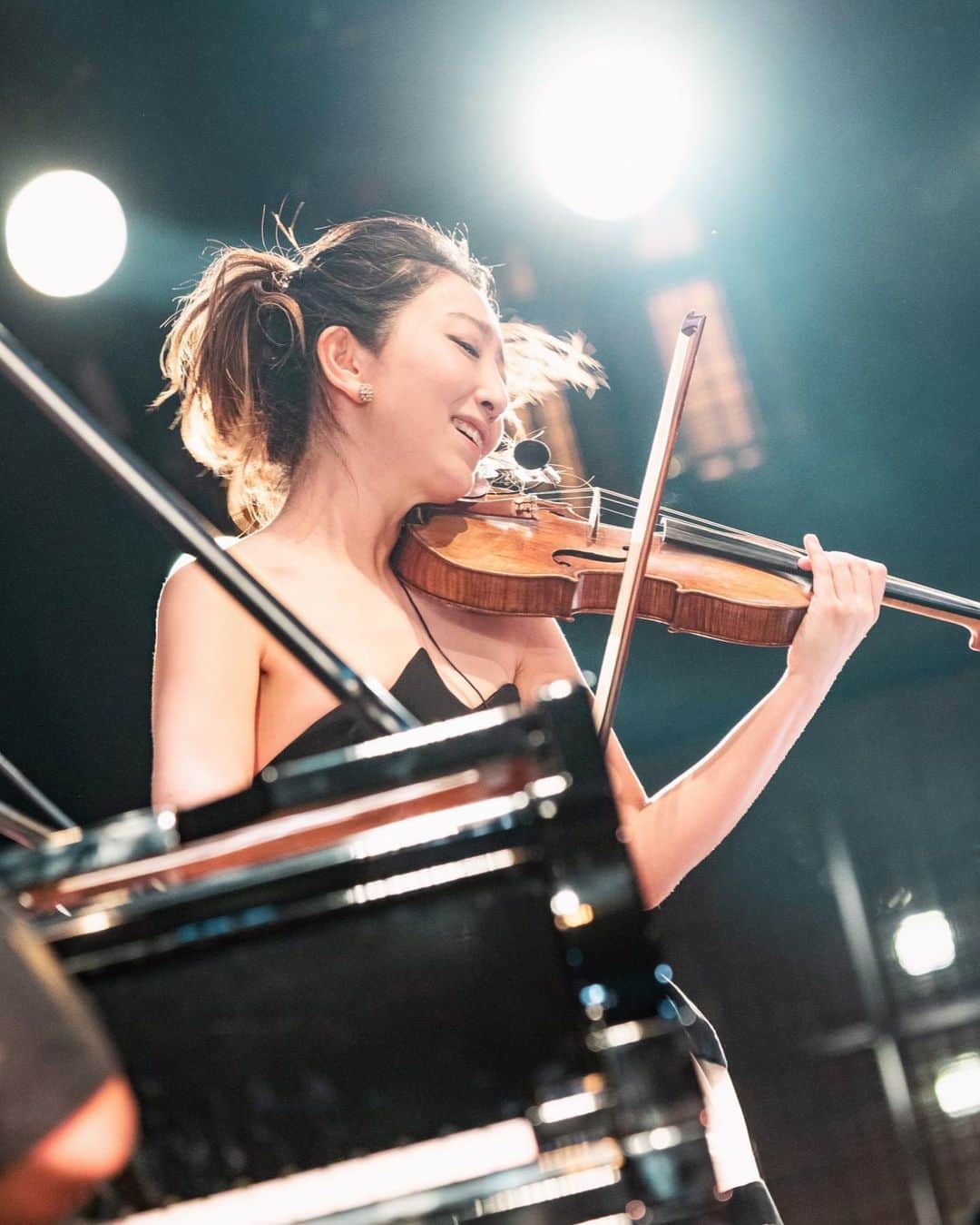 木嶋真優のインスタグラム：「MAYUフェスでもっと一緒に聴きたい！とお声を頂いた大林さん🎹とin札幌&東京💫 札幌はクラシック&ジャズ 東京はジャズのみのセットリスト。 Bluenoteプロデュースならではの他では見れないステージ楽しみにしています😌 7/8 (土) 18:00 札幌芸術劇場hitaru 7/16 (日) 1st 16:30/ 2nd 19:30 BLUENOTE TOKYO (両ステージ良い席がなくなってきているのでお早めに🙏 (詳細はストーリーに貼りました) Photo: Makoto Ebi」