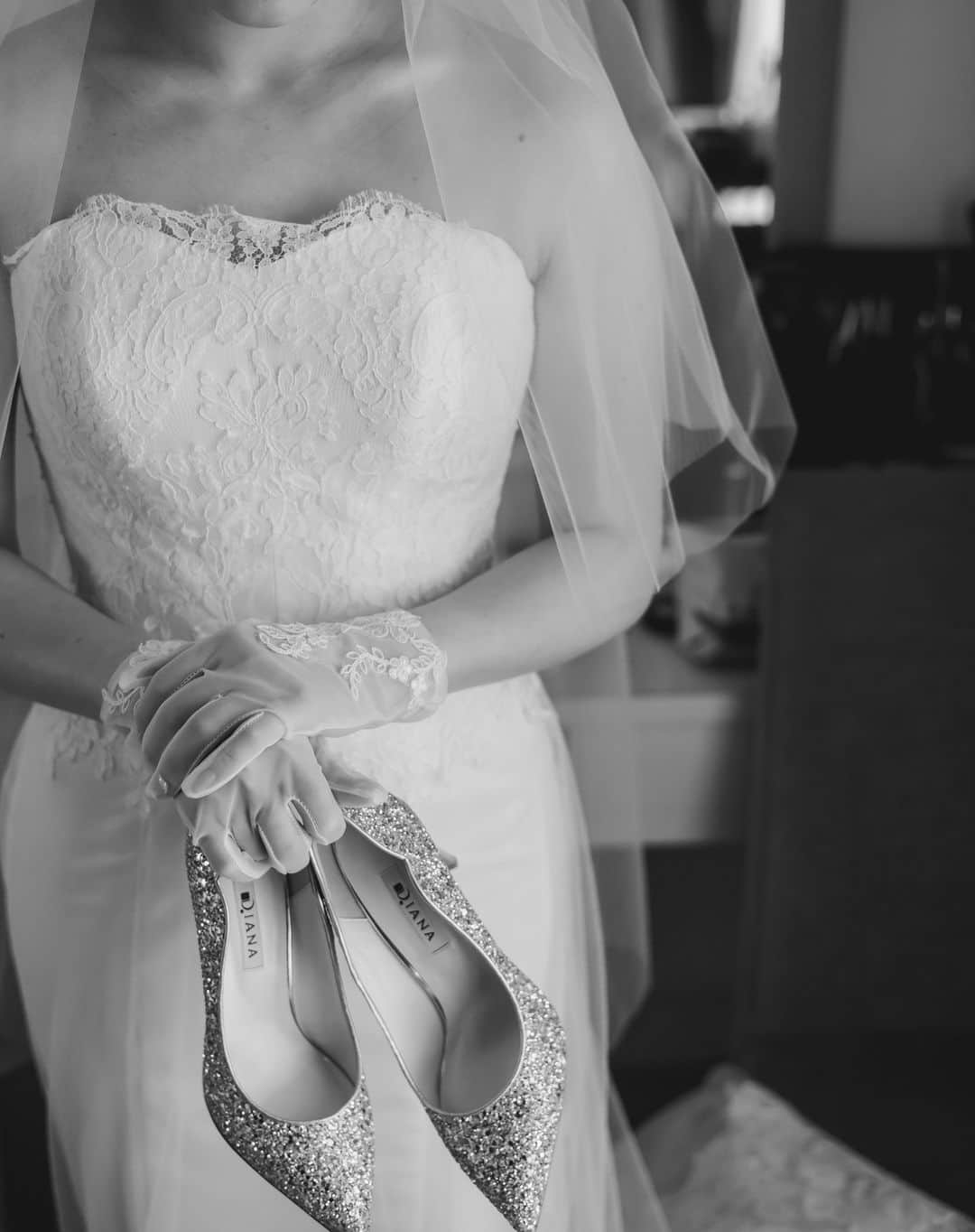 17人をフォロー中 【結婚式場】ラヴィマーナ神戸ウエディングのインスタグラム：「・  HappyWedding♡  #ラヴィマーナ神戸 #プレ花嫁 #結婚準備 #結婚式準備 #神戸結婚式場 #大阪結婚式場 #式場探し #カップルレポート #リゾートウェディング #オリジナルウェディング #ナチュラルウェディング #ガーデンウェディング #ロケーションフォト #前撮り #フォトウェディング #海が見えるチャペル #海が見える結婚式場 #エスクリ花嫁 #ravimanakobe #ravimana#wedding #marry #resort #resortwedding #届かない想いはない #dlw#ラグナプリエ#lagunaprie」