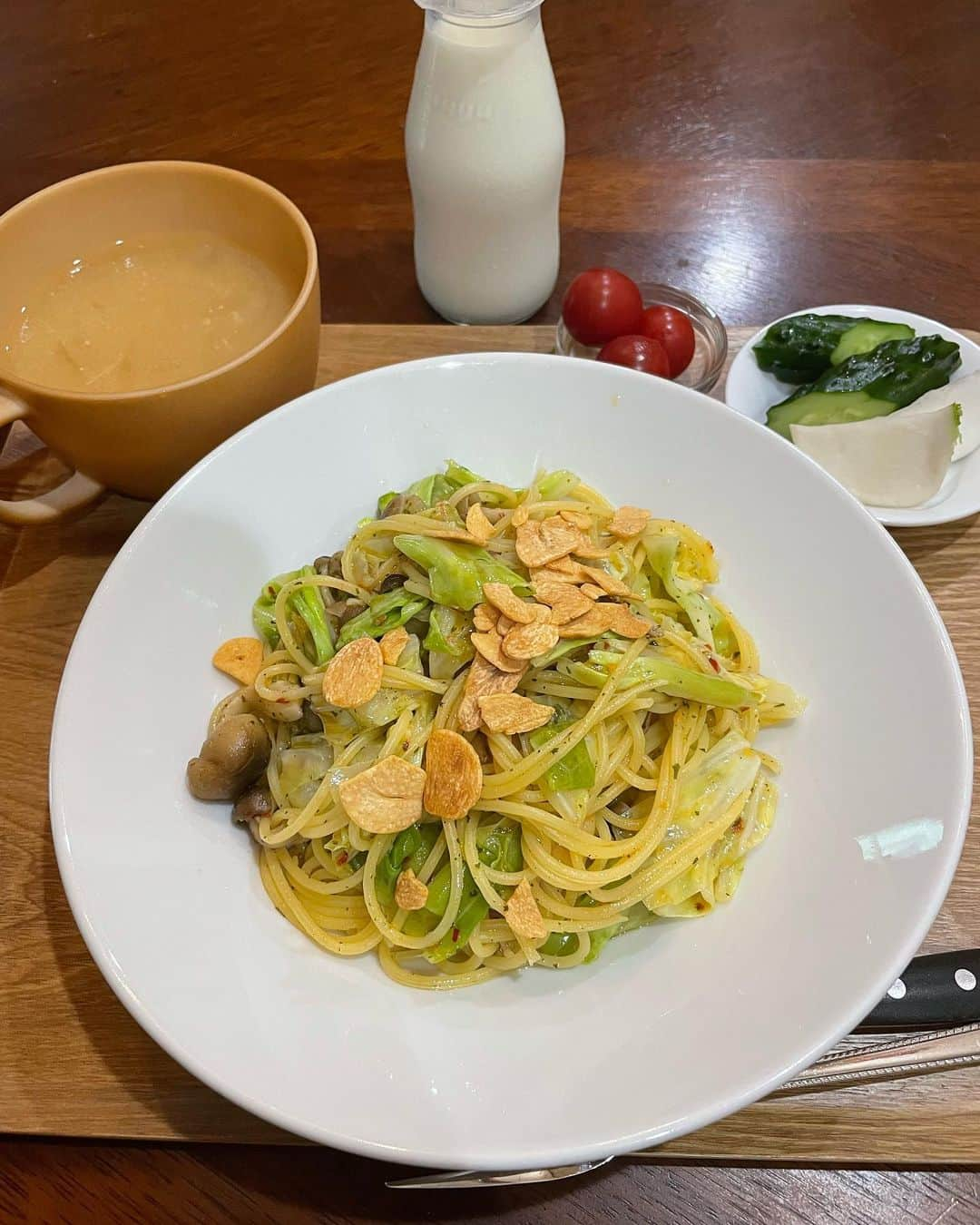 飯島直子さんのインスタグラム写真 - (飯島直子Instagram)「こんにちは^ - ^♪  雨です 気持ちよく寝過ぎました  大雨で被害が出てます みんな十分に気をつけようね (´･_･`)  6.7.8.9のへんじすこしです  愛息子15才誕生日おめでとう！ 点字勉強もプールも頑張って えらい^_^のど自慢大会ふたりで出てね♪  誕生日おめでとう♪いつも笑顔でいるなんてムリだよ^ - ^ 自然体でね♪  44才おめでとう！ 今年も人生の契約更新！ 素晴らしい♪  27回目結婚記念日おめでとう♪ お寿司と花束…最高ね♪  30回目結婚記念日おめでとう♪時が経つのははやいね^ ^ いつまでもお幸せに♪  誕生日おめでとう♪ 毎日納豆いいね( ´ ▽ ` )  覚悟の日！応援してるよ！！  海子…🎈  美和子！仕事はその内覚える！ 気にしちゃダメよ^ - ^  13才マリ…🎈  だだちゃ豆！美味しいですよね すきです♪  さとし！抗がん剤治療必ず効いてるから信じて頑張ってね！ ᕦ(ò_óˇ)ᕤファイトだよ！  人生で32回目の献血！ 素晴らしいね… たくさんの人を救ってる(*´-`)  しゅら30年目結婚記念日おめでとう♪フレンチ楽しんでね♪  義母余命半年… 義母さんは、忙しいあなたたちに遠慮してるんだとおもいます 会いたいはずです 押しかけていいんです 今会わなければずっと後悔して しまうとおもいますよ 悩まず会いにいって欲しいです  愛犬ルイ！がんばろうねᕦ(ò_óˇ)ᕤ  エイプリルフールじゃないよ笑  ちくわ日本(´∀｀=)  今日は気分が変わりスパゲッティ  マ.マー３分茹で  キャベツ、しめじ、ペペロンチーノ素、塩  味噌汁(残)  なぜかぬか漬け  トマト(彩り)  やっと金曜日ですね 今週ははやく感じました^ - ^  今日もほどほどにいきたいと おもいます╰(*´︶`*)╯♡」6月9日 12時43分 - naoko_iijima_705_official