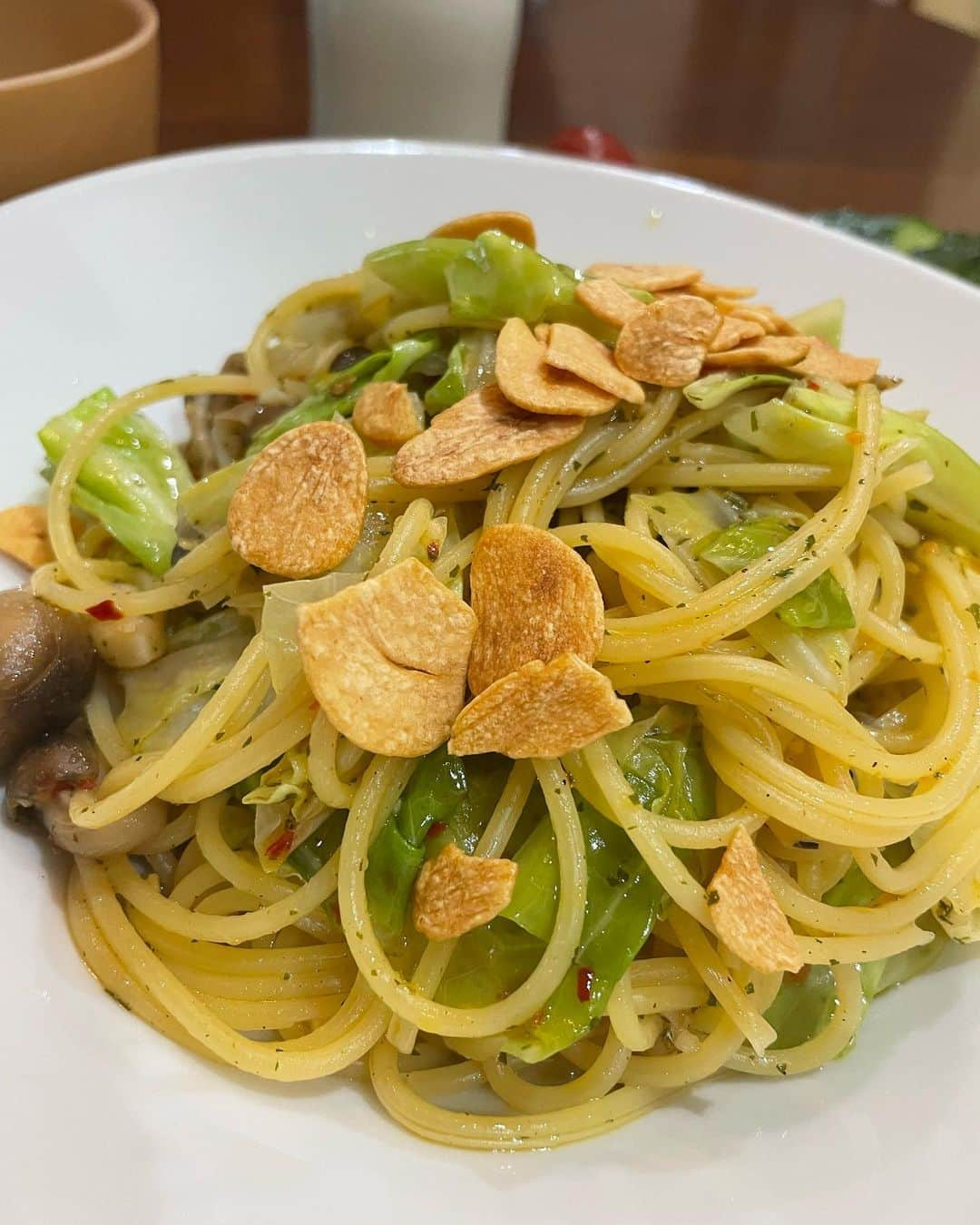 飯島直子さんのインスタグラム写真 - (飯島直子Instagram)「こんにちは^ - ^♪  雨です 気持ちよく寝過ぎました  大雨で被害が出てます みんな十分に気をつけようね (´･_･`)  6.7.8.9のへんじすこしです  愛息子15才誕生日おめでとう！ 点字勉強もプールも頑張って えらい^_^のど自慢大会ふたりで出てね♪  誕生日おめでとう♪いつも笑顔でいるなんてムリだよ^ - ^ 自然体でね♪  44才おめでとう！ 今年も人生の契約更新！ 素晴らしい♪  27回目結婚記念日おめでとう♪ お寿司と花束…最高ね♪  30回目結婚記念日おめでとう♪時が経つのははやいね^ ^ いつまでもお幸せに♪  誕生日おめでとう♪ 毎日納豆いいね( ´ ▽ ` )  覚悟の日！応援してるよ！！  海子…🎈  美和子！仕事はその内覚える！ 気にしちゃダメよ^ - ^  13才マリ…🎈  だだちゃ豆！美味しいですよね すきです♪  さとし！抗がん剤治療必ず効いてるから信じて頑張ってね！ ᕦ(ò_óˇ)ᕤファイトだよ！  人生で32回目の献血！ 素晴らしいね… たくさんの人を救ってる(*´-`)  しゅら30年目結婚記念日おめでとう♪フレンチ楽しんでね♪  義母余命半年… 義母さんは、忙しいあなたたちに遠慮してるんだとおもいます 会いたいはずです 押しかけていいんです 今会わなければずっと後悔して しまうとおもいますよ 悩まず会いにいって欲しいです  愛犬ルイ！がんばろうねᕦ(ò_óˇ)ᕤ  エイプリルフールじゃないよ笑  ちくわ日本(´∀｀=)  今日は気分が変わりスパゲッティ  マ.マー３分茹で  キャベツ、しめじ、ペペロンチーノ素、塩  味噌汁(残)  なぜかぬか漬け  トマト(彩り)  やっと金曜日ですね 今週ははやく感じました^ - ^  今日もほどほどにいきたいと おもいます╰(*´︶`*)╯♡」6月9日 12時43分 - naoko_iijima_705_official