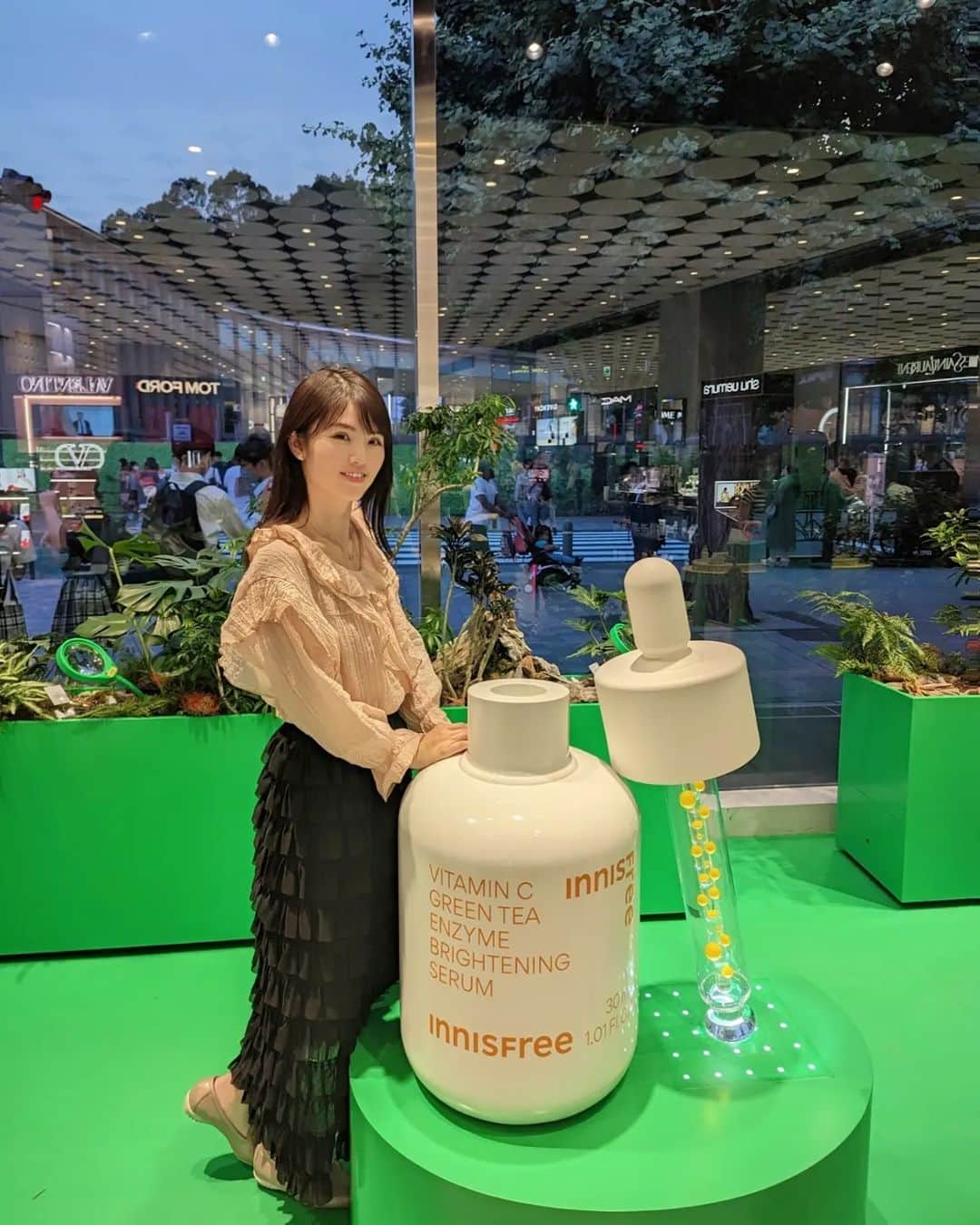 三宅裕子のインスタグラム：「原宿に行ったら大好きな𝕀𝕟𝕟𝕚𝕤𝕗𝕣𝕖𝕖の POPUPがやってたよ♡♡🐰  ビタCグリンティーエンザイムブライトニングセラムと一緒に撮ってみた❣️  イニスフリーオリジナルの 韓国風フォトブースも あったりして楽しかったな🎶   来場者全員に 「ビタC グリーンティーエンザイム ブライト セラム」のサンプル（1mL×3pcs） もプレゼントしてたよ👌🏻´-   とろみのあるテクスチャーで⁡ ⁡なじみもいい◎  レチノールセラムといったら⁡ ⁡イニスフリーというくらい私も⁡ ⁡愛用させてもらってる👌🏻´-  .*･ﾟ　.ﾟ･*. レチノールとは？ ビタミンAの1種。 ターンオーバーを促してくれて シミ、シワだけじゃなく ニキビにも効果が期待できる成分。  使い続けるとつるんとしたお肌に♡   .*･ﾟ　.ﾟ･*.  毎日使えるのも嬉しいポイント♡  エイジングケアには きってもきれない成分だから まだレチノール使ったことがない、 敏感肌だから心配…という方は イニスフリーでデビューを おすすめするよ✨  アカウントフォロー＆ハッシュタグキャンペーンもあってプレゼント🎁ももらえて大満足🐰  ポップアップは6/20(火)まで！ 是非チェックしてみてね🎶  🎈@cosme TOKYO 1階 ポップアップスペース（東京都渋谷区神宮前1丁目14-27）  JR原宿駅徒歩約1分、東京メトロ明治神宮前駅2番・3番出口徒歩約1分 11:00~21:00（@cosme TOKYOの営業時間に準ずる）   ＊混雑状況により、入場制限をさせていただく場合もございますので予めご了承くださいませ。  #イニスフリー #innifriends #pr #ビタC #THENEWISLE_INNISFREE」